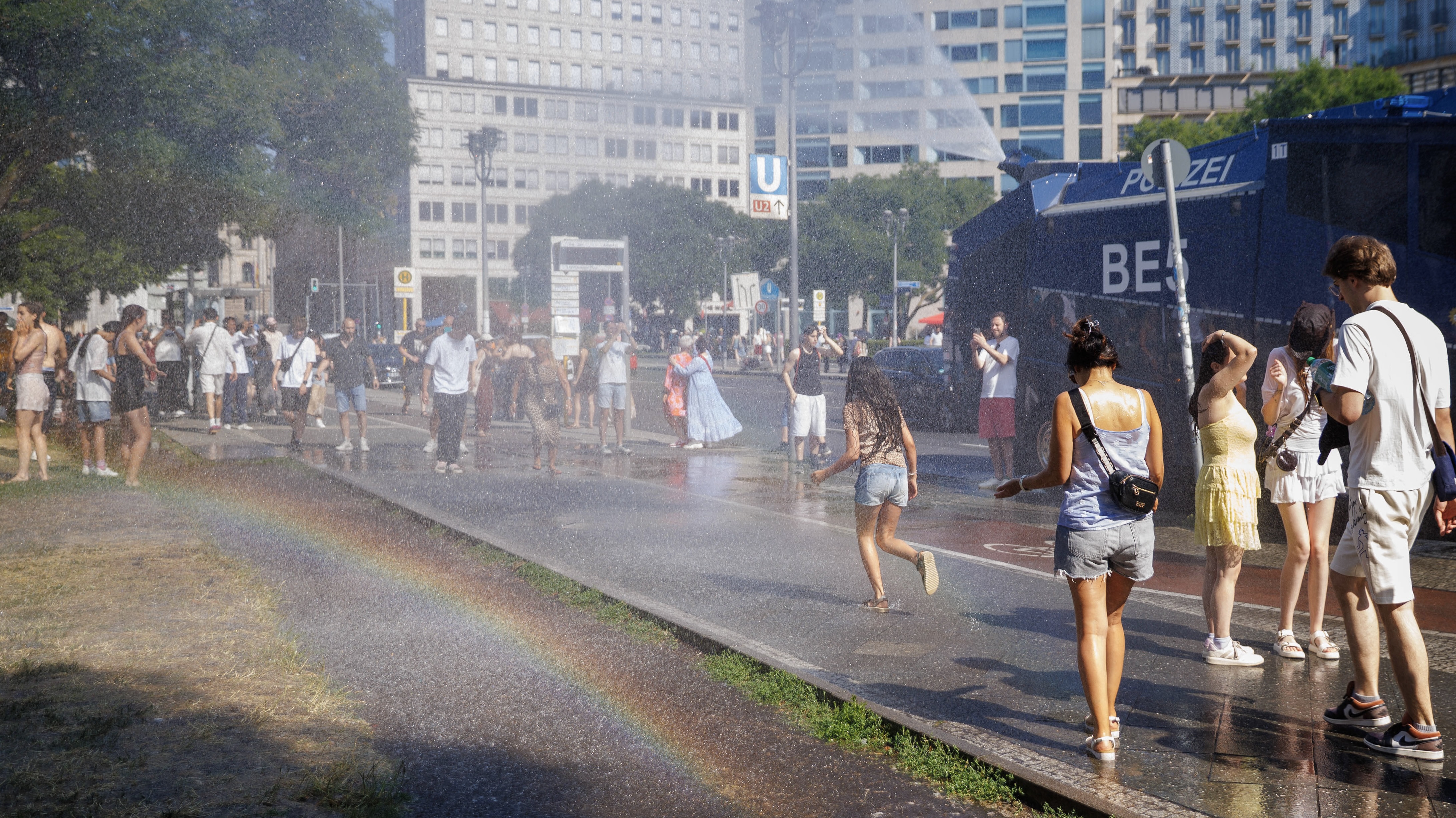 People cool off as a police water cannon sprays water at Potsdamer Platz, Berlin, Germany, June 27, 2026. /VCG