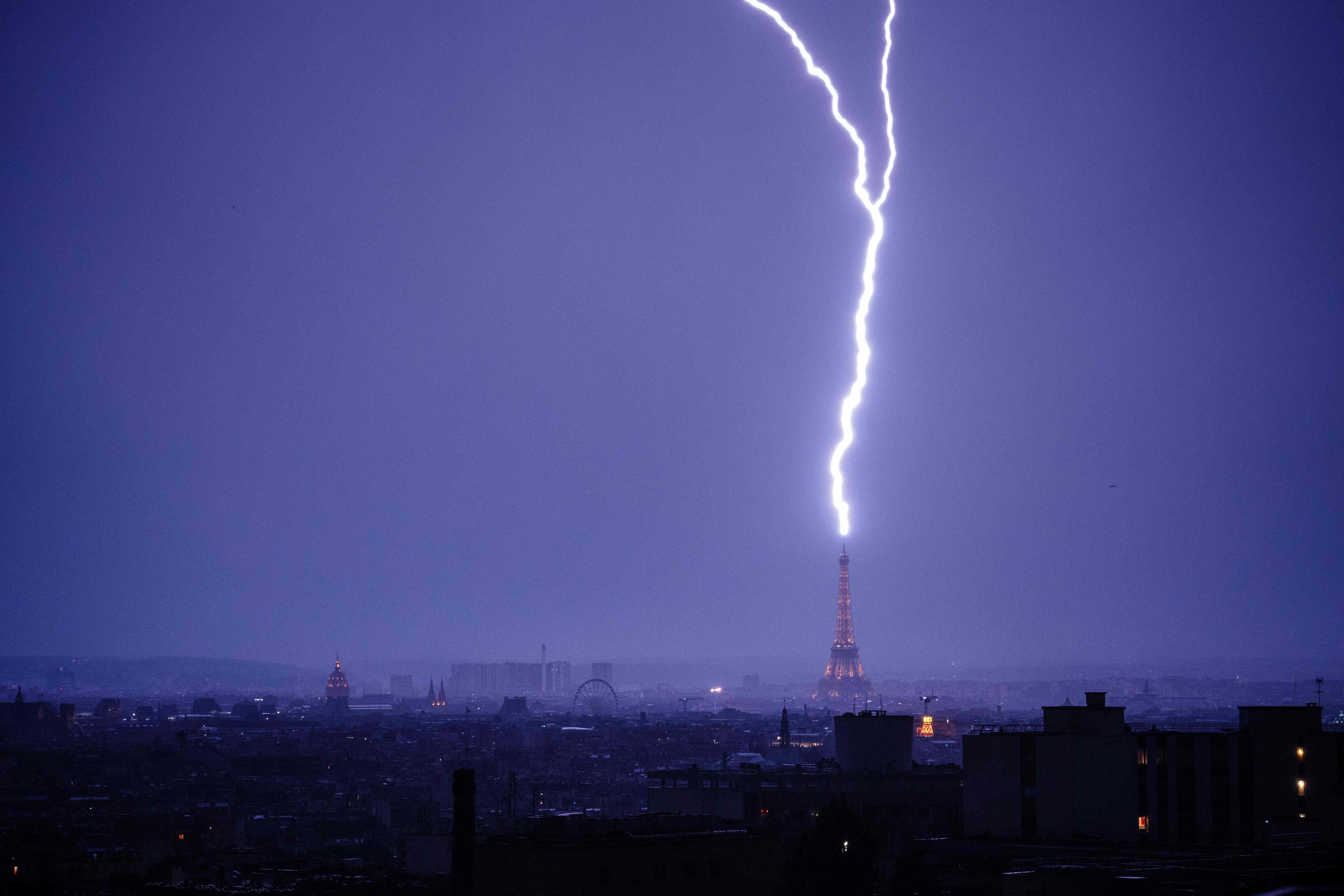 Lightning strikes the Eiffel Tower during a thunderstorm, Paris, France, June 27, 2026. /VCG