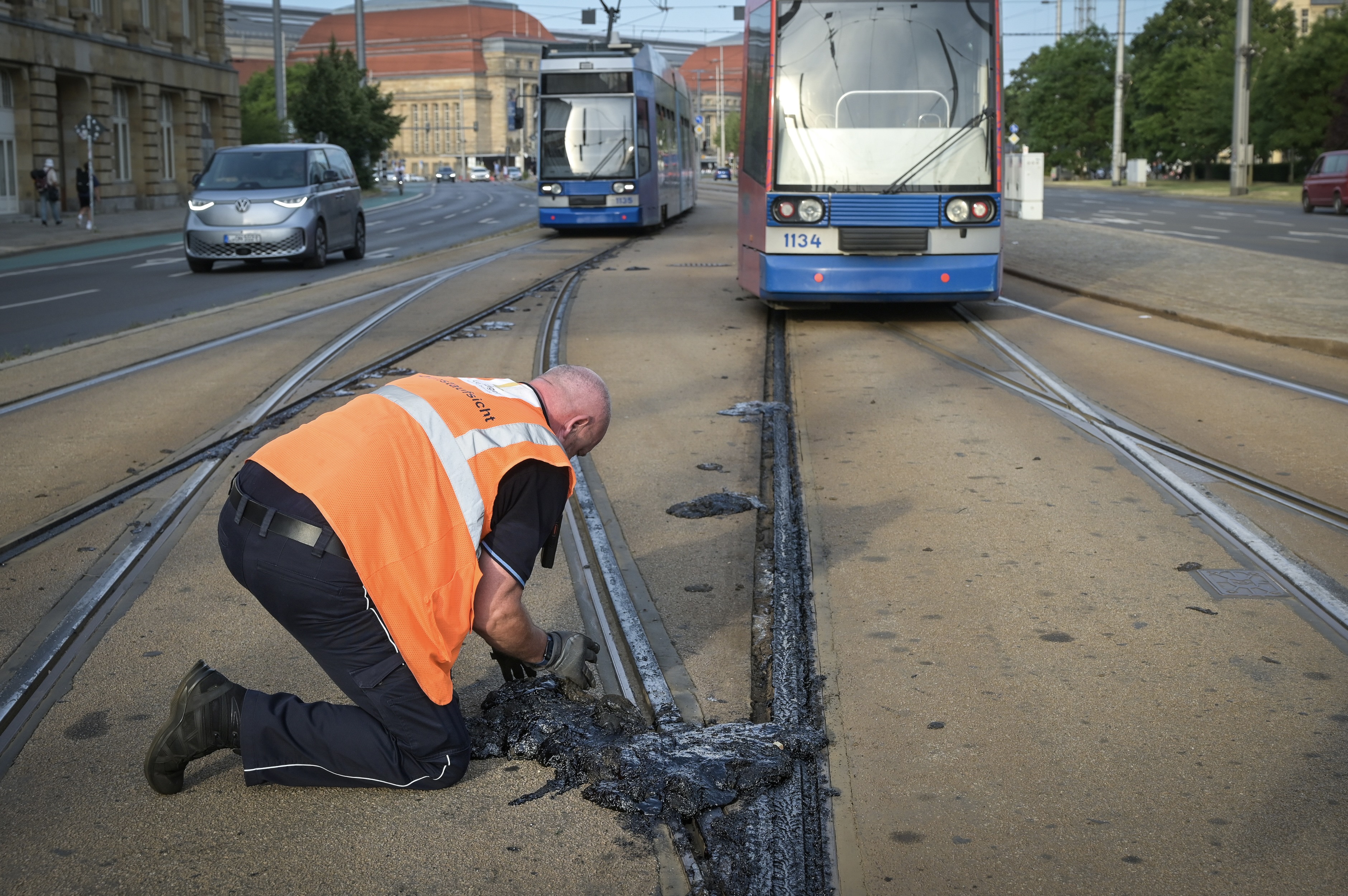 Prolonged temperatures above 40 degrees Celsius caused the bitumen to melt and damaged the track bed, Leipzig, Saxony, Germany, June 27, 2026. /VCG