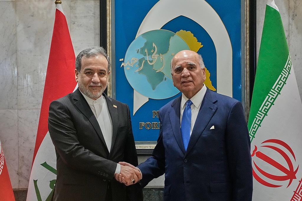 Iraqi Foreign Minister Fuad Hussein (R), shakes hands with Iranian counterpart Seyed Abbas Araghchi in Baghdad, Iraq, June 28, 2026. /VCG