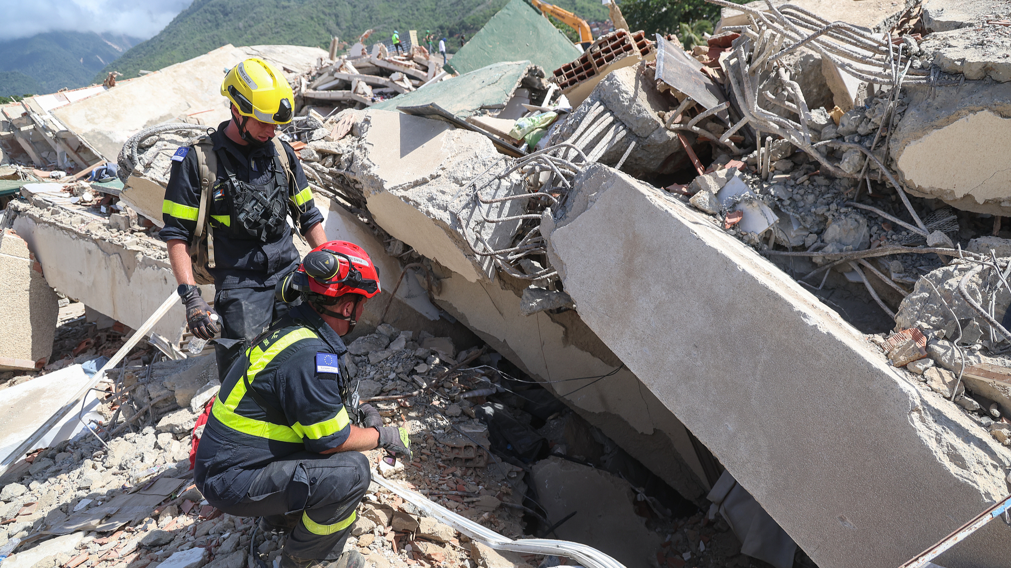 Death toll climbs to 1,430 in Venezuela quakes