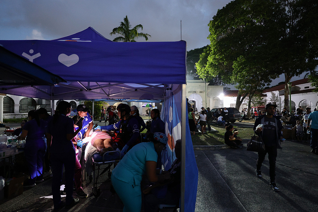 People receive medical aid at Liceo Bolivariano Miguel Antonio Caro after strong earthquakes struck Venezuela and other parts of the Caribbean, in Caracas, Venezuela, June 27, 2026. /VCG