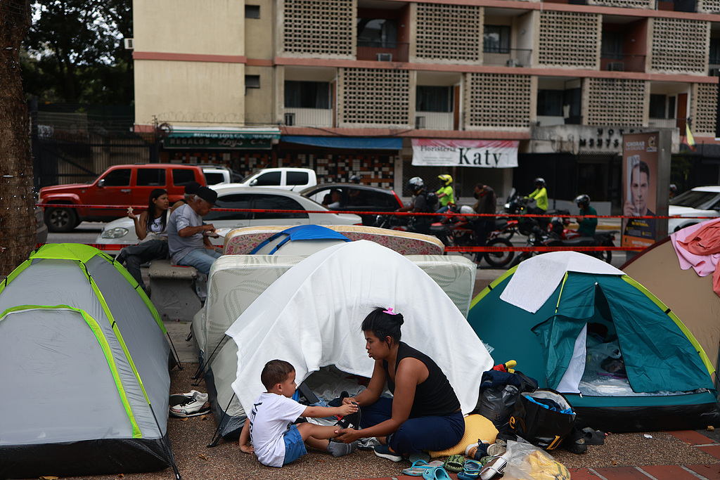 People camp on a street three days after twin earthquakes struck Caracas, Venezuela, June 27, 2026. /VCG