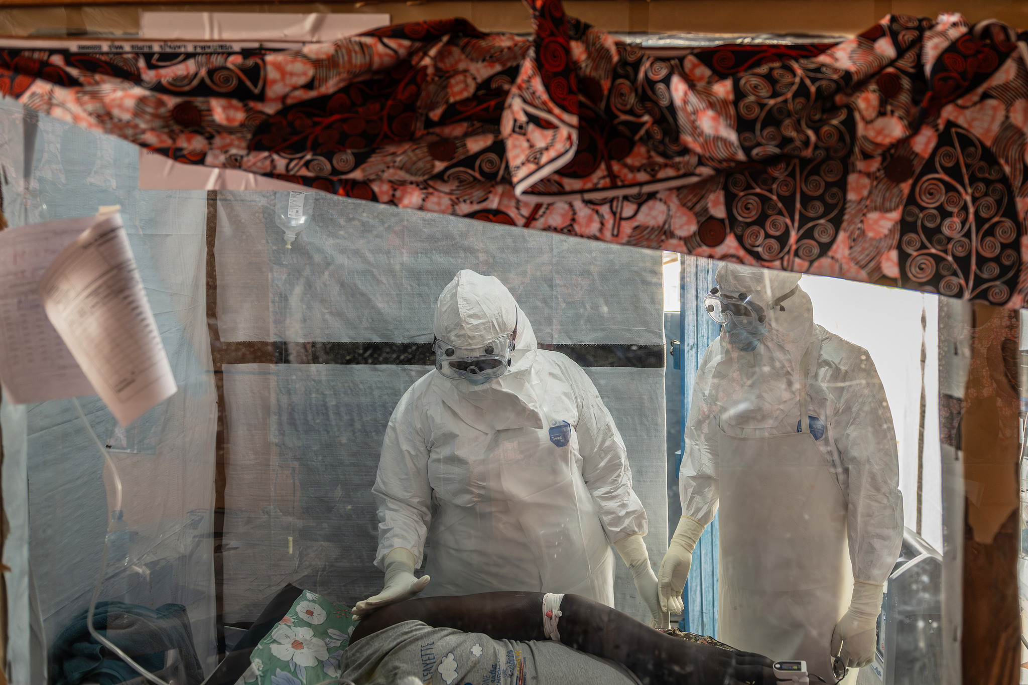 Health workers tend to an Ebola patient at the Rwampara Treatment Center in Ituri, Democratic Republic of the Congo, June 18, 2026. /VCG