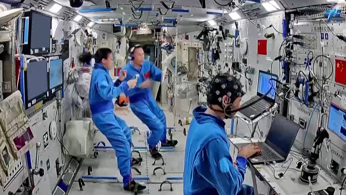 The Shenzhou-23 crew conducting neuroscience experiments. /CMG