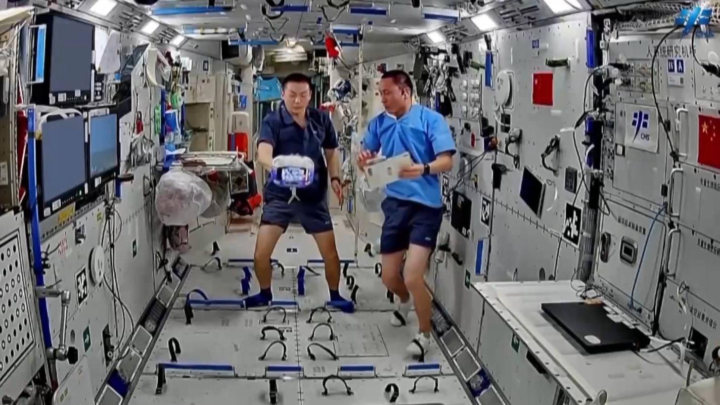 The Shenzhou-23 astronauts interact with the intelligent robot Xiaohang in space. /CMG