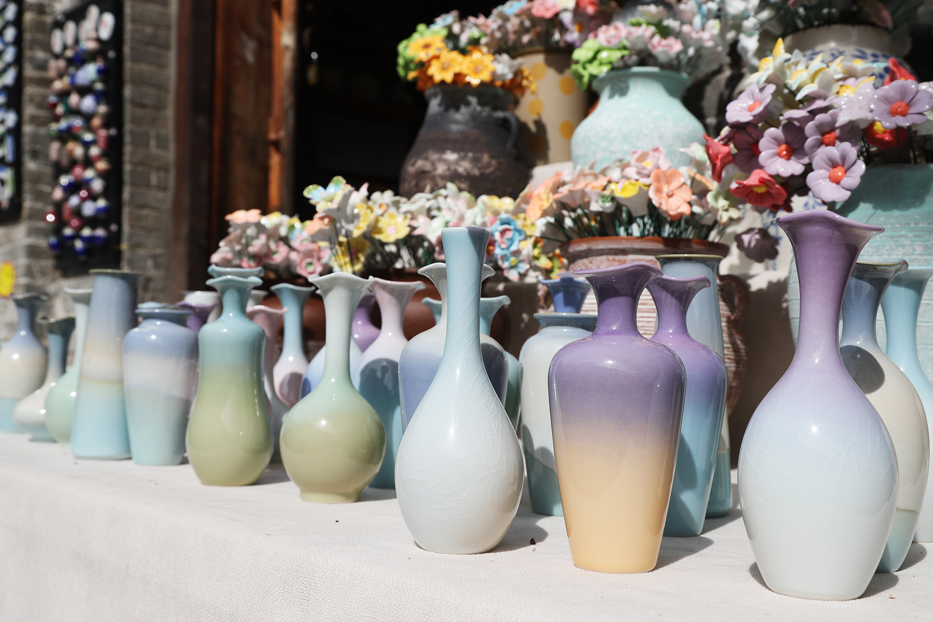 Porcelain vases and porcelain flowers are popular souvenirs at Shenhou Ancient Town in Yuzhou, Henan Province. /CGTN