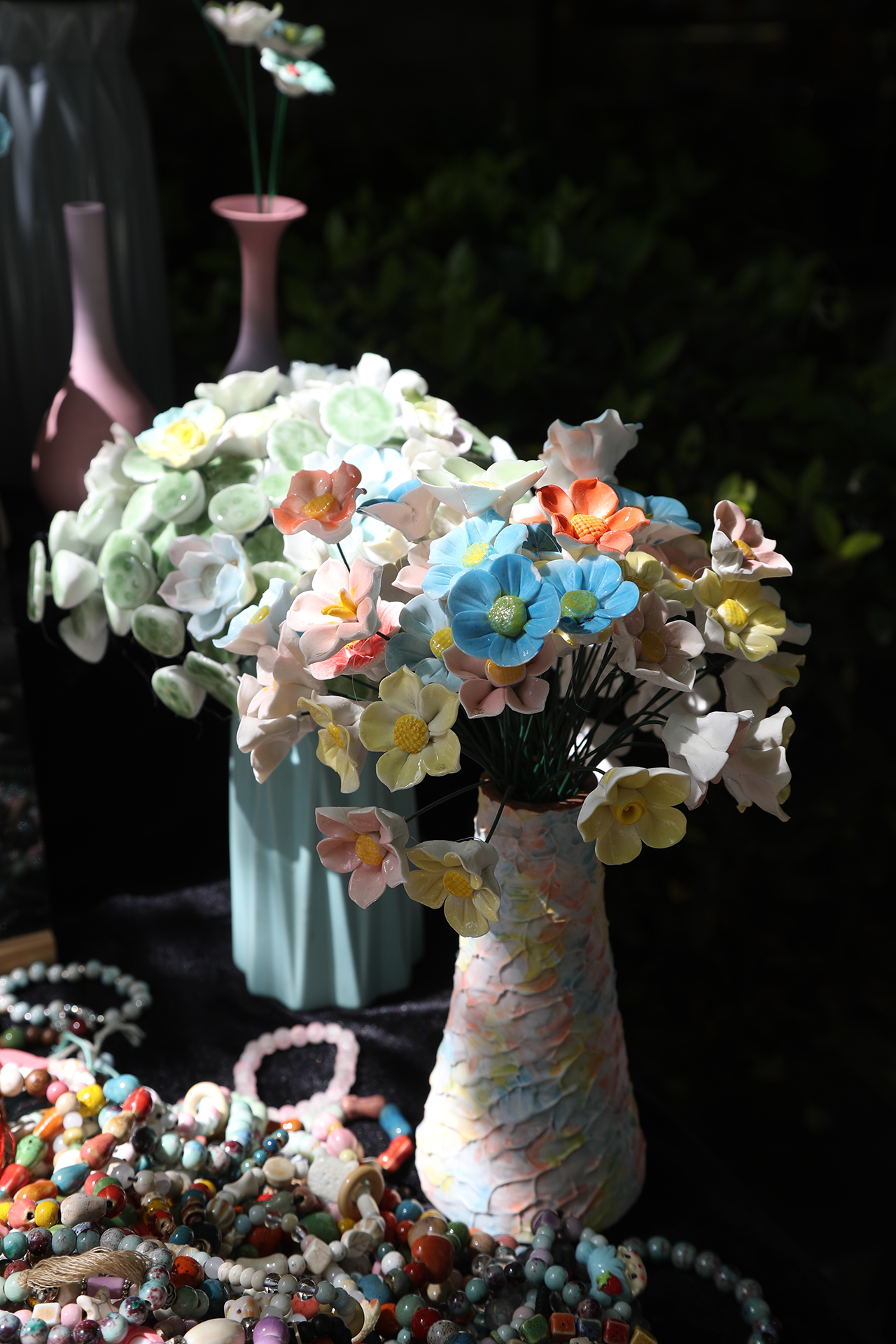 Porcelain vases and porcelain flowers are popular souvenirs at Shenhou Ancient Town in Yuzhou, Henan Province. /CGTN