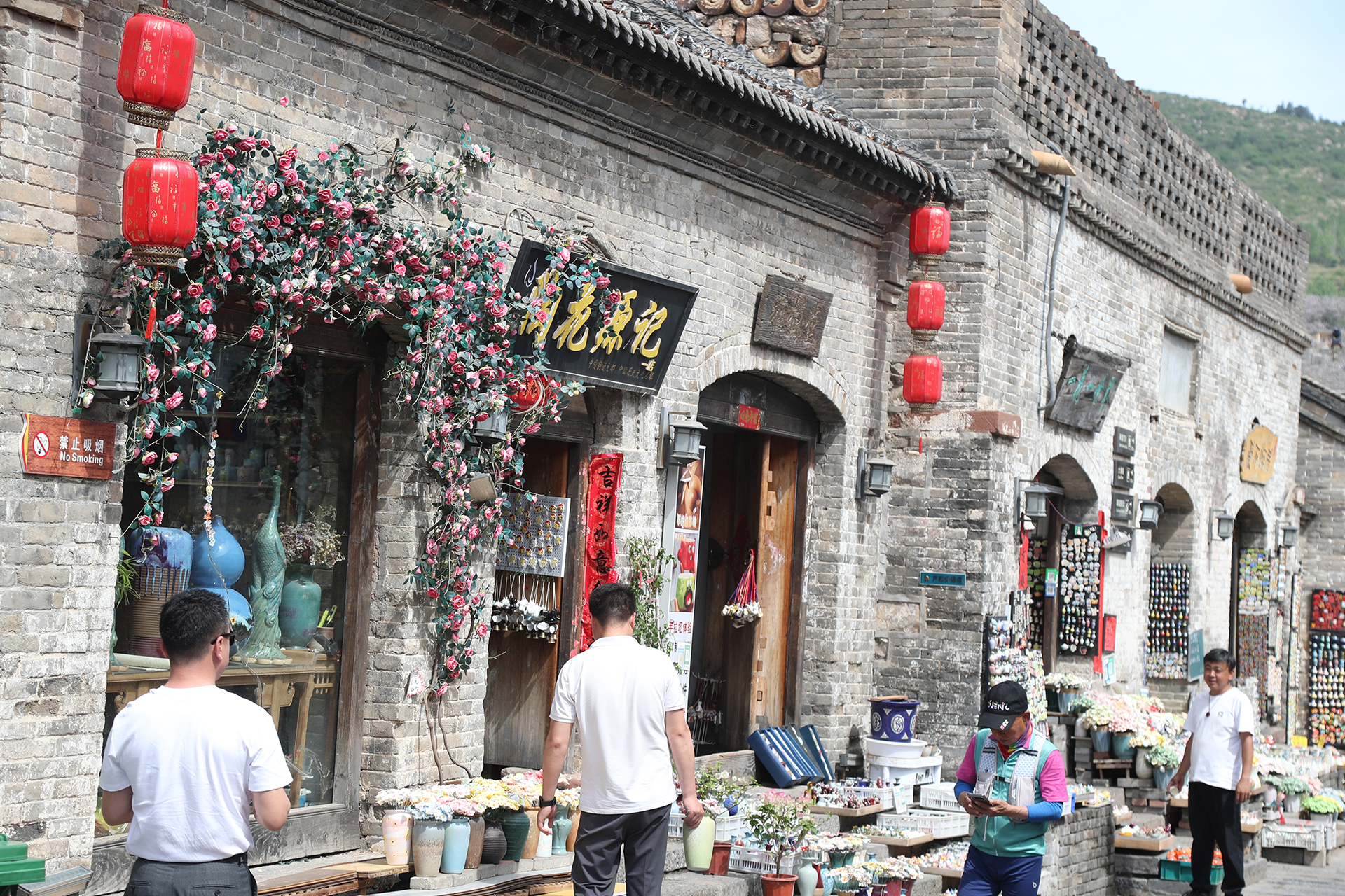 Visitors browse porcelain souvenirs at Shenhou Ancient Town in Yuzhou, Henan Province. /CGTN