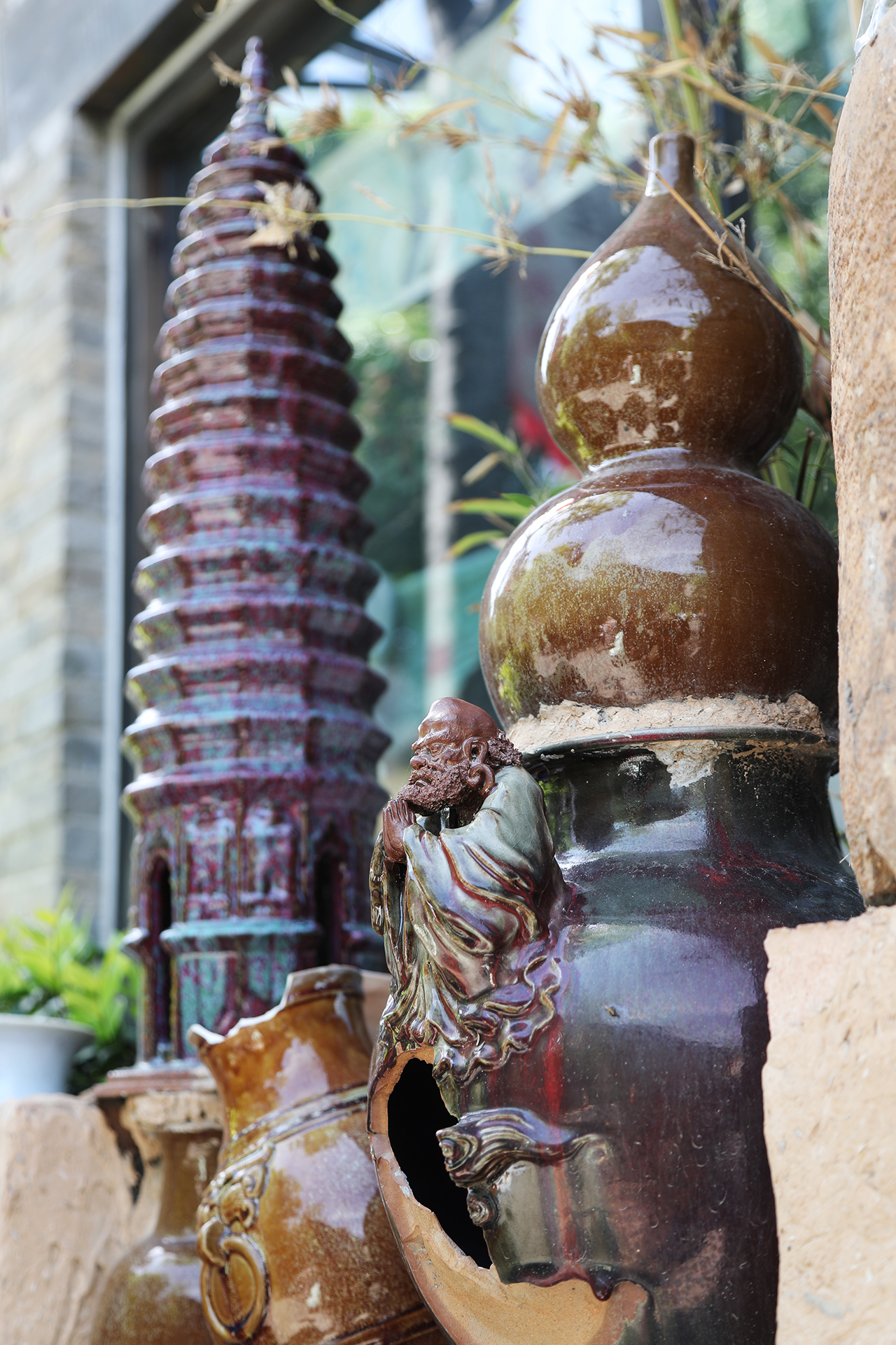 Works of porcelain ware adorn a wall at Shenhou Ancient Town in Yuzhou, Henan Province. /CGTN