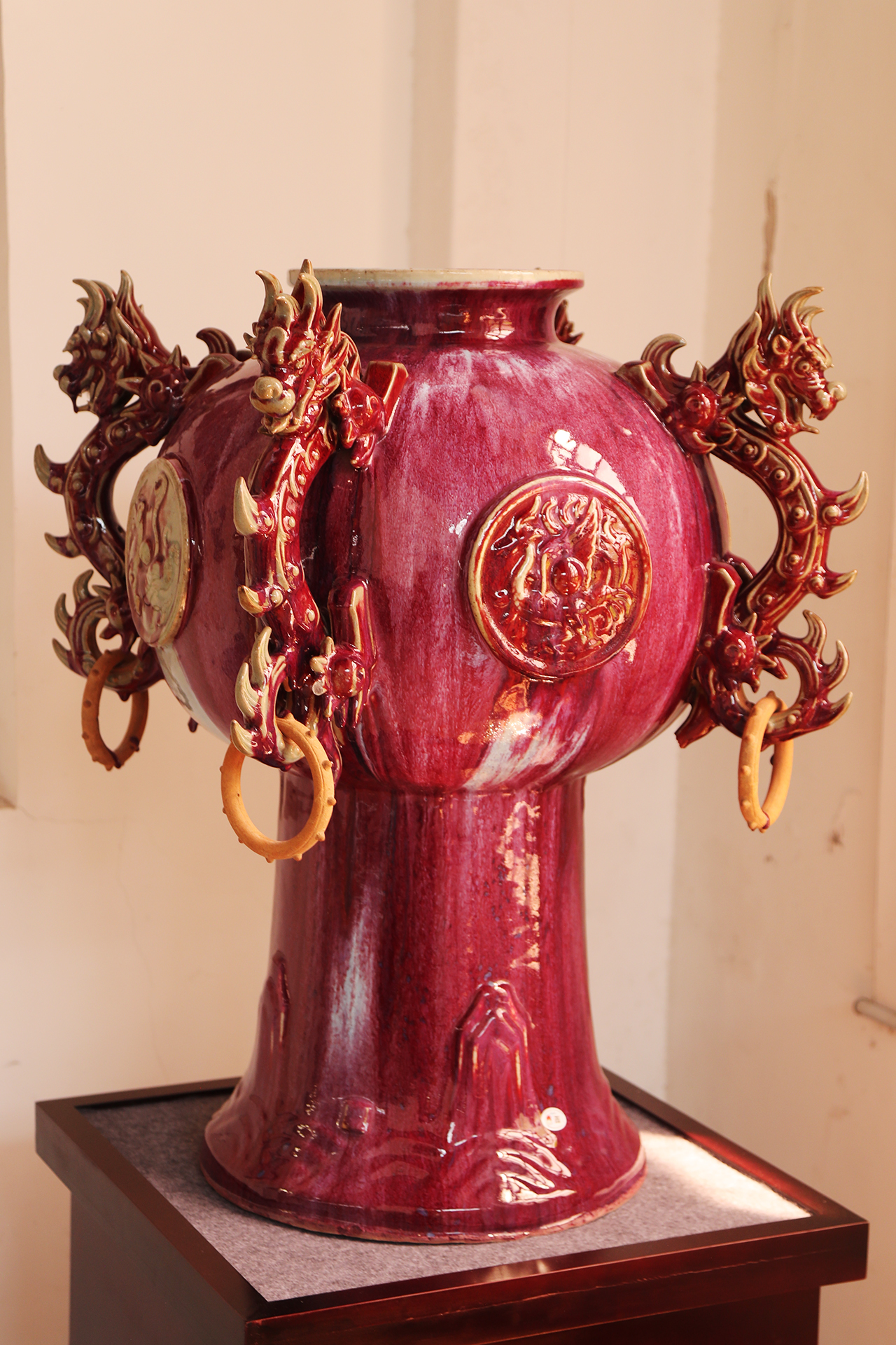A Jun porcelain artwork is seen on display at a gallery at Shenhou Ancient Town in Yuzhou, Henan Province. /CGTN