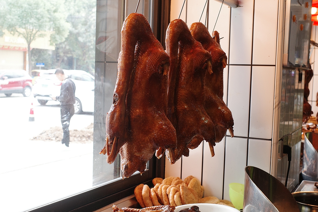 Braised geese hang in a shop window in Shantou, Guangdong Province, China. /VCG