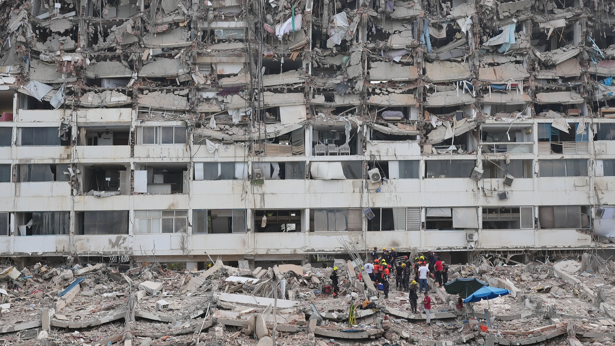 Rescue workers search through the rubble of a building that collapsed when earthquakes struck La Guaira, Venezuela, June 28, 2026. /VCG