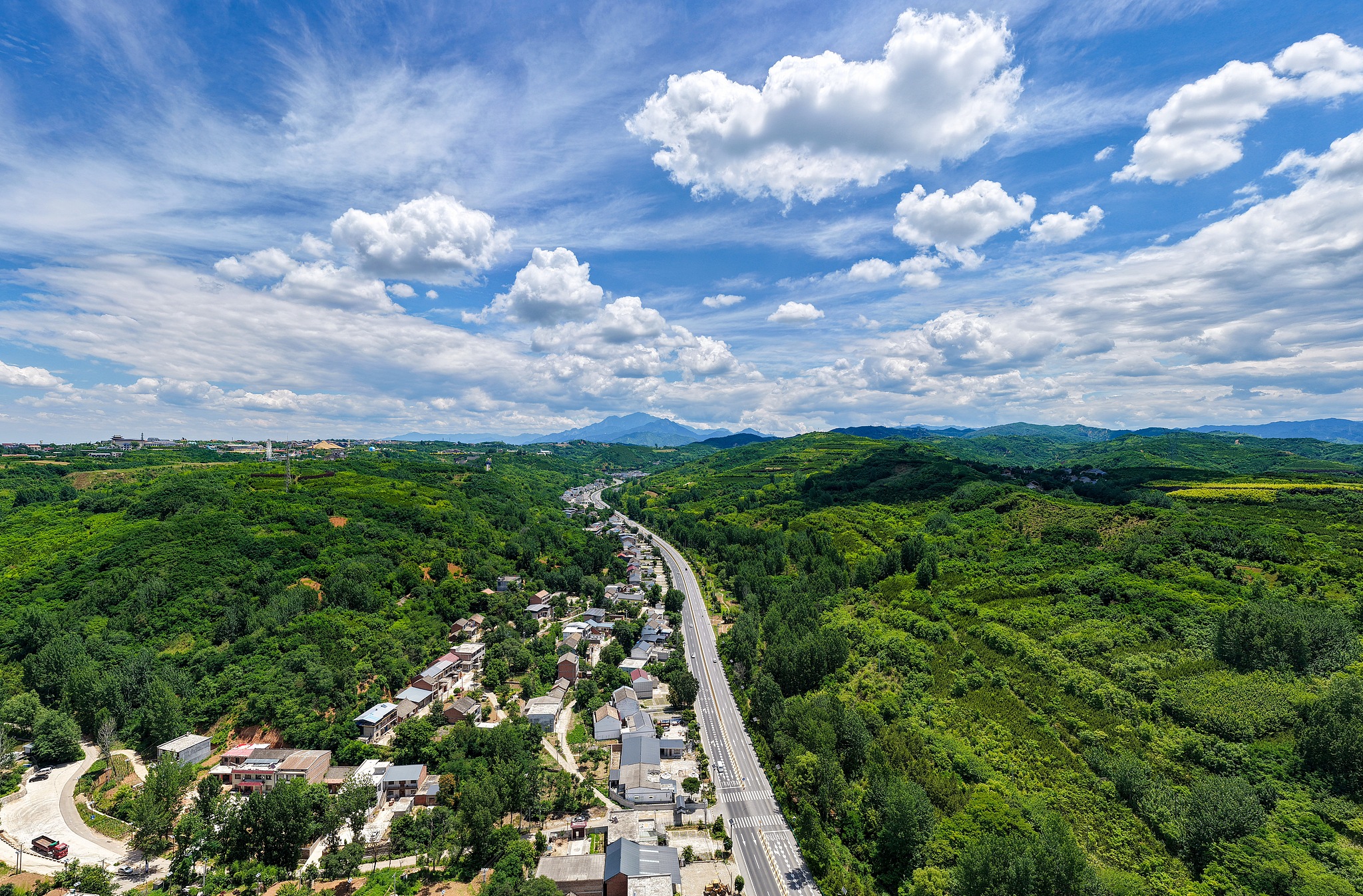 A view of the Qinling Mountains in Lantian County, Xi'an City, Shaanxi Province, northwest China, June 12, 2026. /VCG
