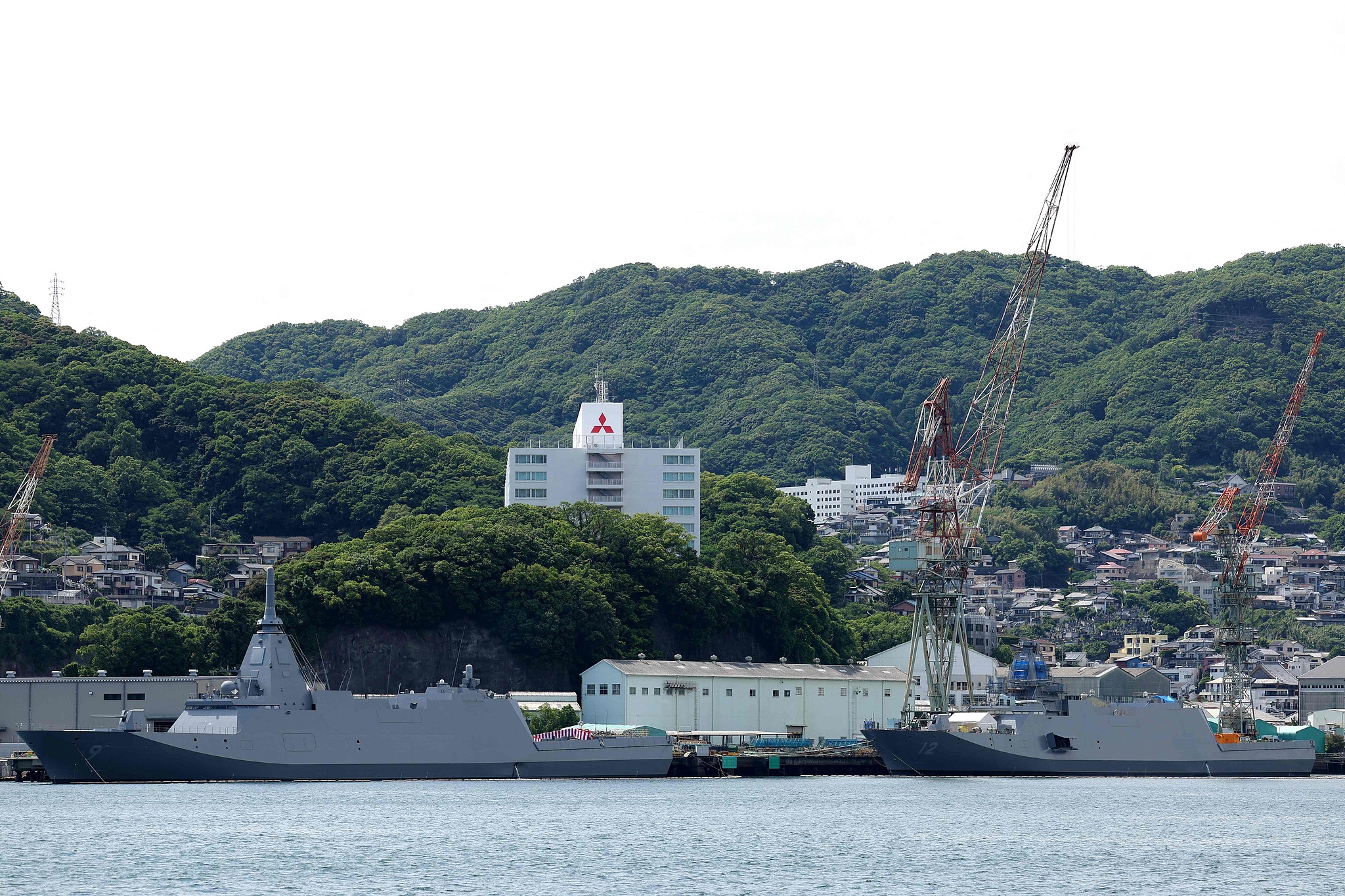 The Mogami-class stealth frigates JS Natori (FFM-9, L) and JS Yoshii (FFM-12, R) of the Japanese Maritime Self-Defense Force are seen docked at the Mitsubishi Heavy Industries shipyard in Nagasaki on May 20, 2026. /VCG