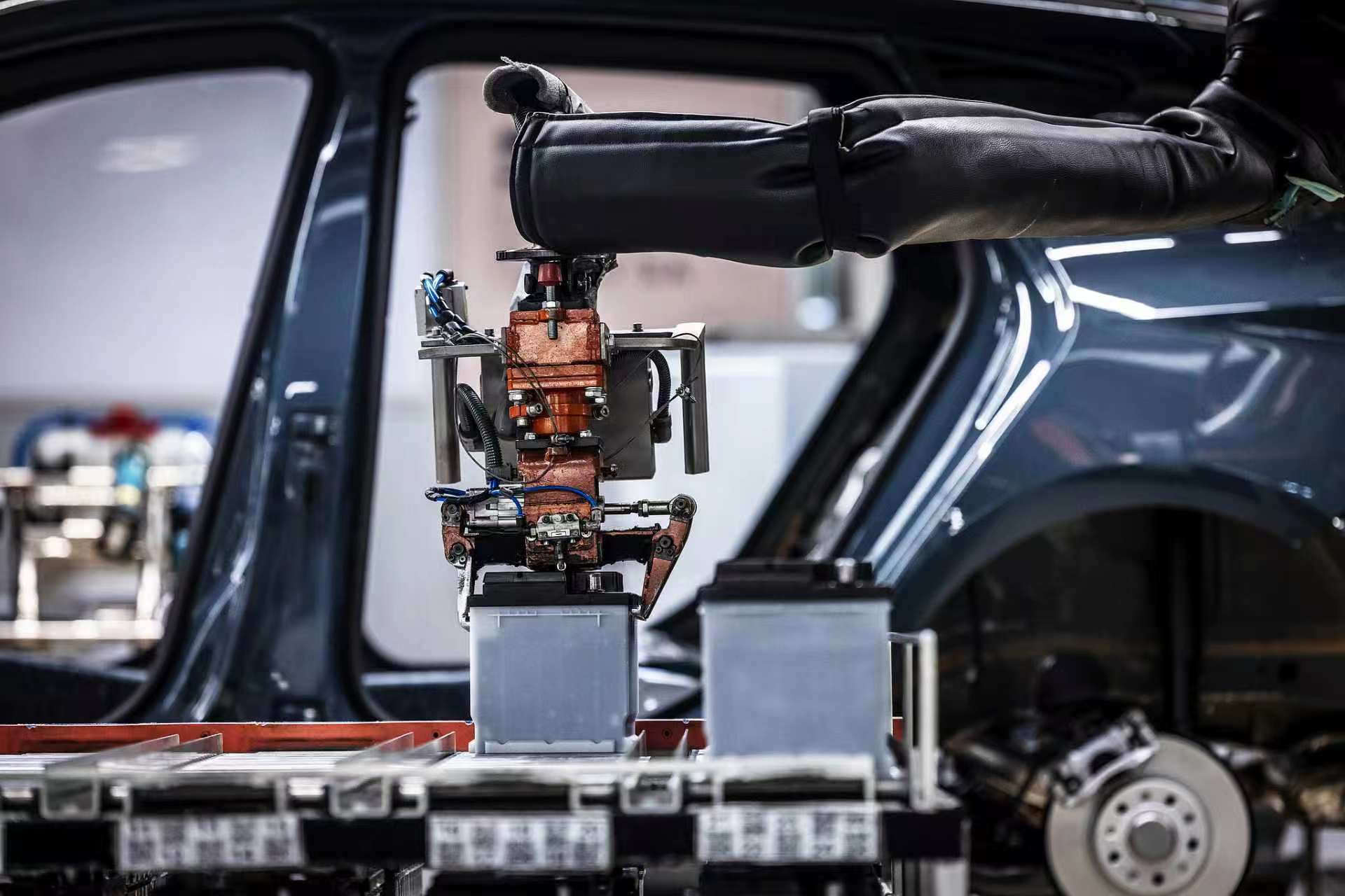 A robotic arm moves electric vehicle batteries on the assembly line at the Seat and Cupra automobile plant in Martorell, Spain, June 3, 2026. /VCG