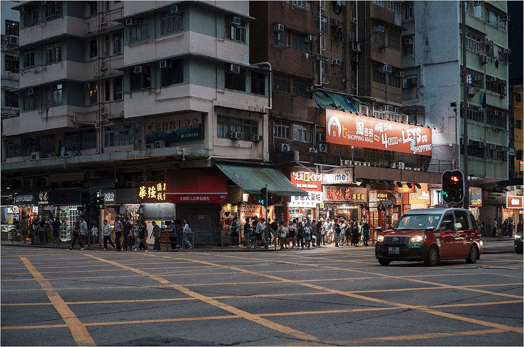 A street scene in the Sham Shui Po district of Hong Kong, China. /VCG
