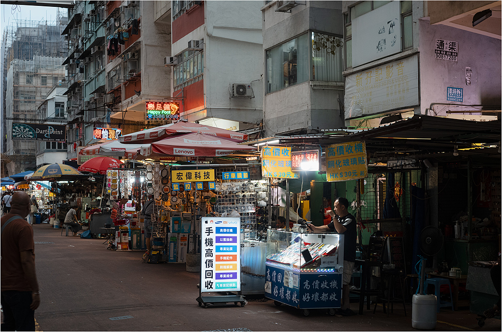 A street scene in the Sham Shui Po district of Hong Kong, China. /VCG
