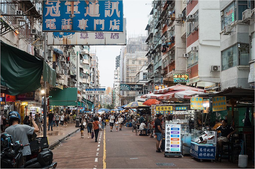 A street scene in the Sham Shui Po district of Hong Kong, China. /VCG