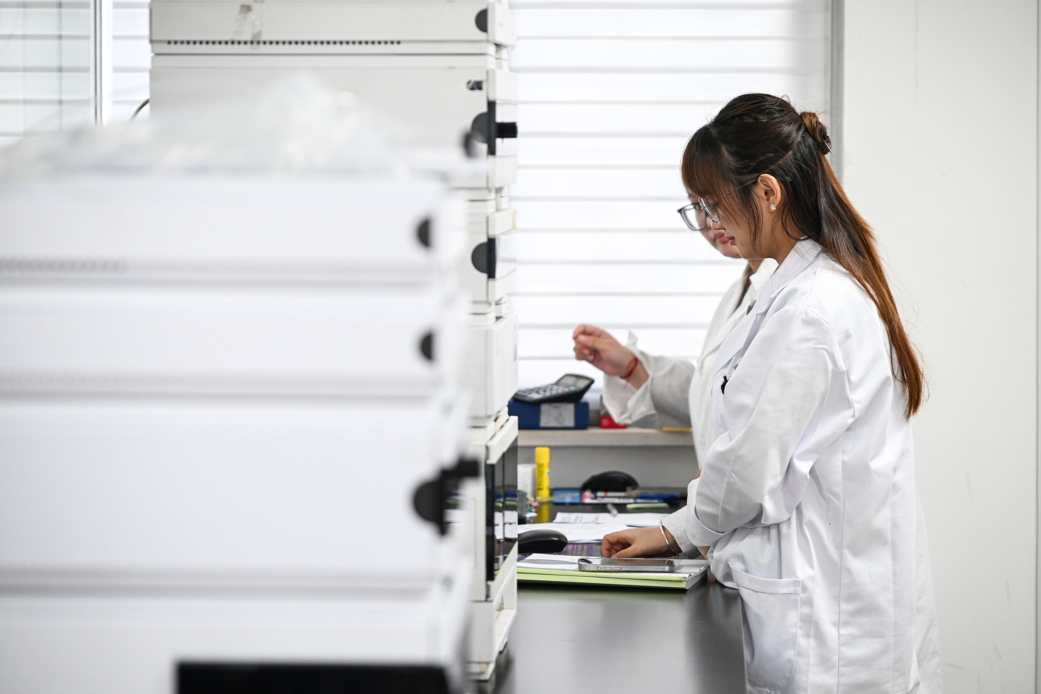 Researchers work on the development of artemisinin-based medicines in a laboratory in Suzhou, Jiangsu Province, east China, August 27, 2025. /VCG