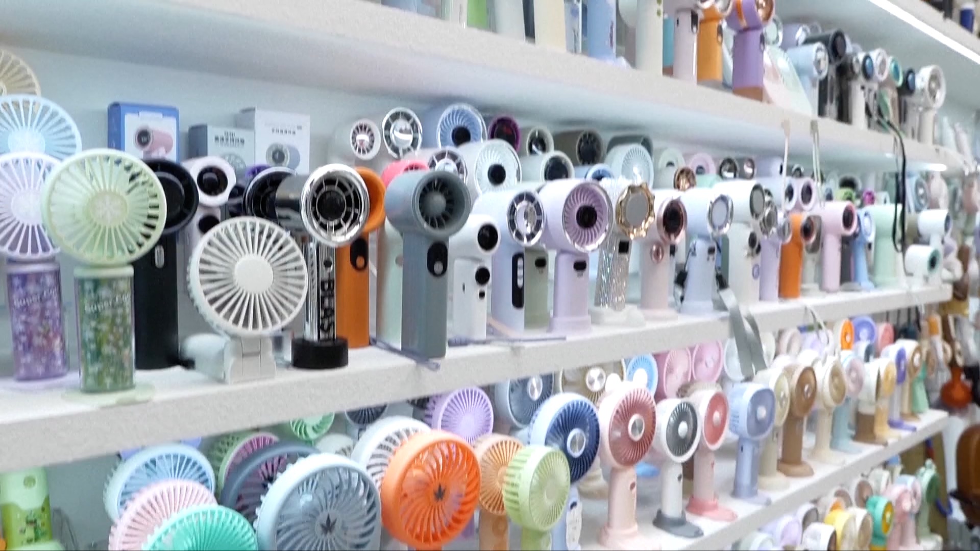 Various kinds of handheld fans are seen at stores in Yiwu International Trade Market, east China's Zhejiang Province. /CCTV Plus