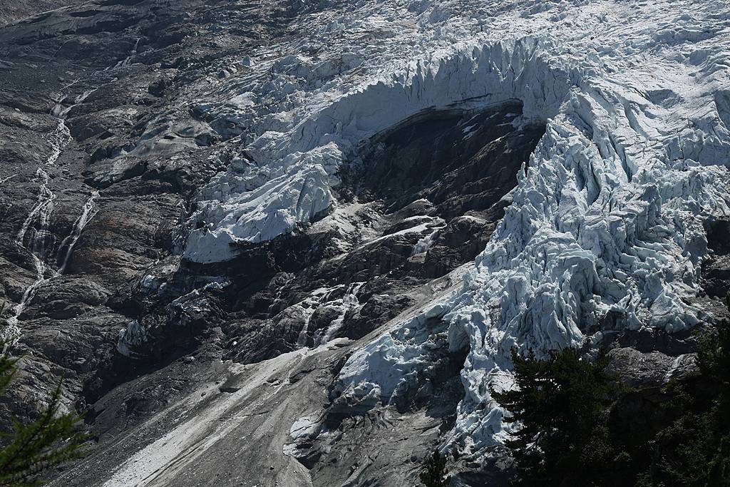 Meltwater streams down from the receding Bossons glacier during a Europe-wide summer heat wave near Chamonix-Mont-Blanc, France, June 28, 2026. /VCG