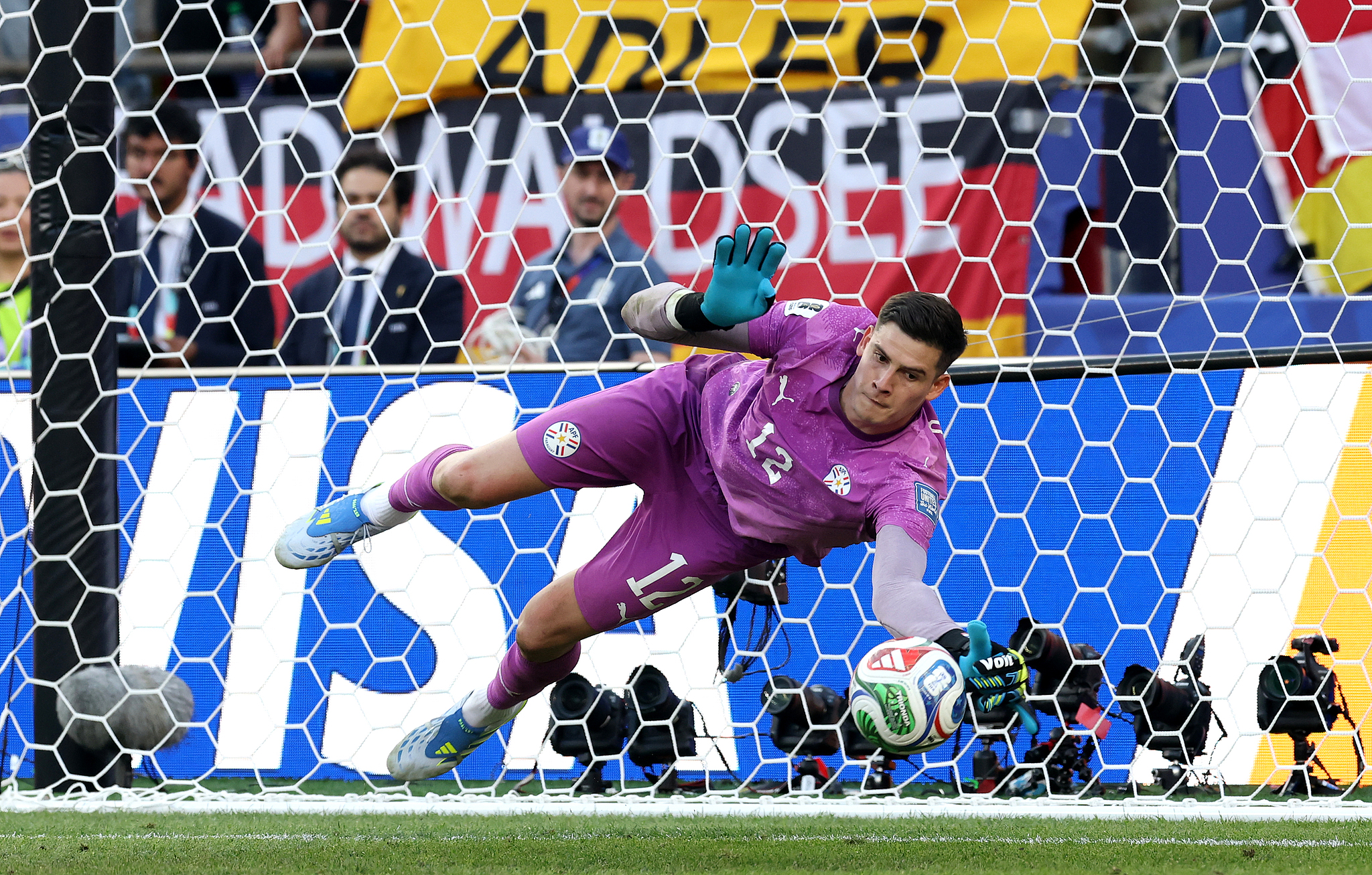 Paraguay goalkeeper Orlando Gill saves a penalty kick from Germany midfielder Nick Woltemade in the round-of-32 match at the 2026 FIFA World Cup in Boston, Massachusetts, June 29, 2026. /VCG