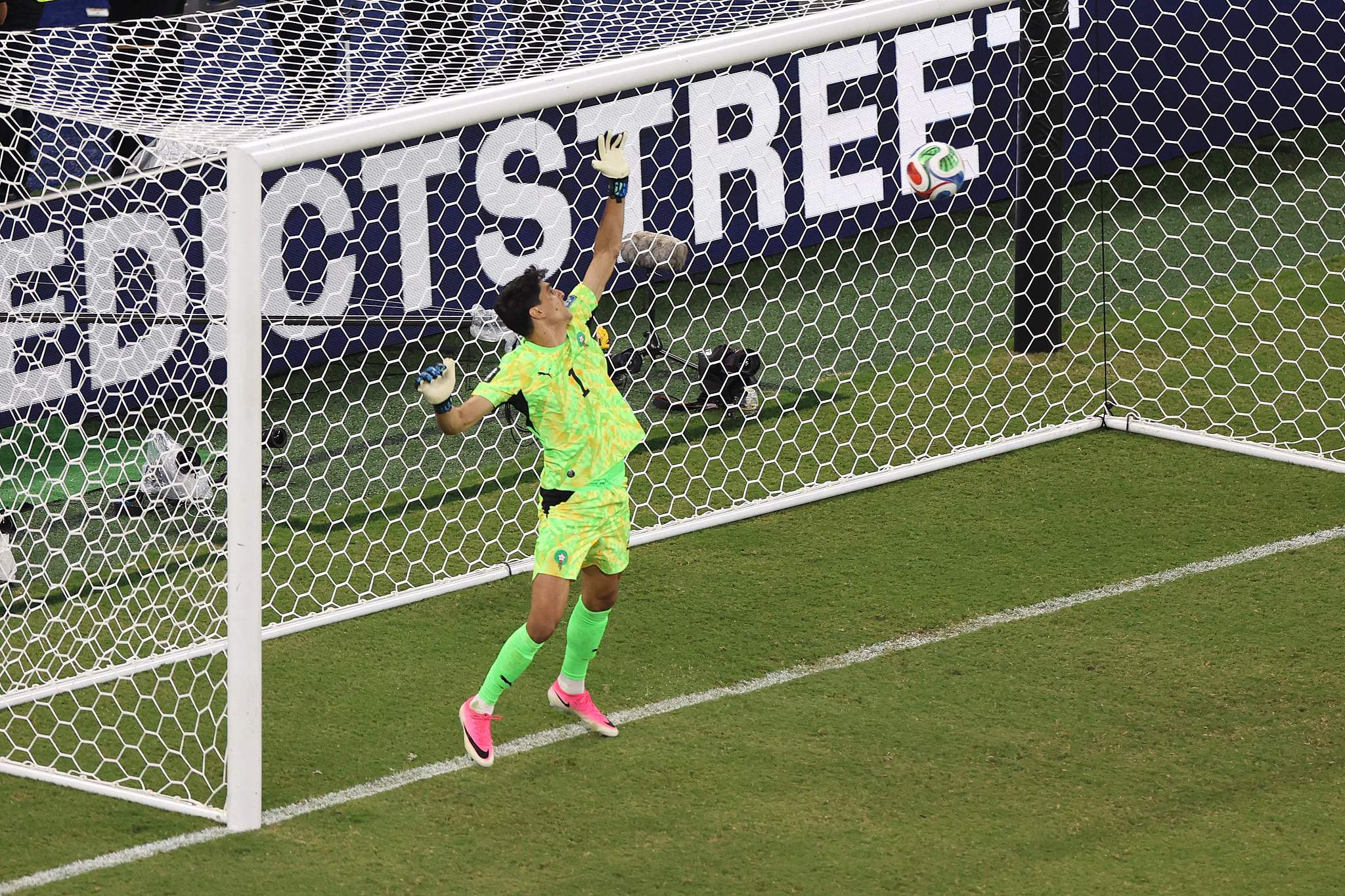 Morocco goalkeeper Yassine Bounou saves a penalty kick from Netherlands striker Crysencio Summerville in the round-of-32 match at the 2026 FIFA World Cup in Guadalupe, Mexico, June 29, 2026. /VCG