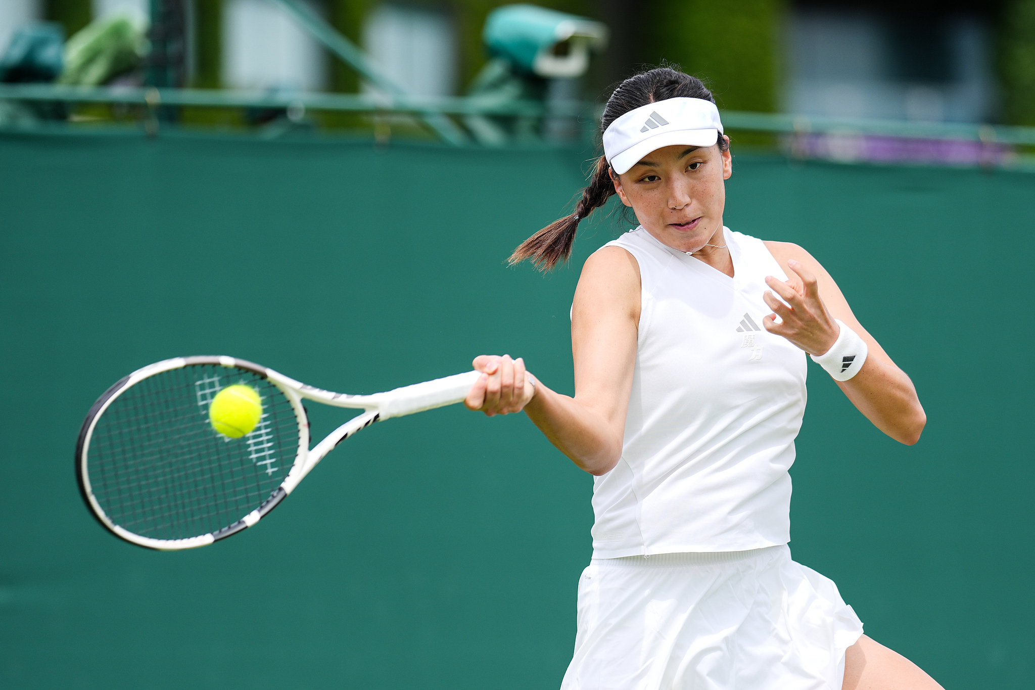 China's Wang Xinyu hits a shot in the women's singles first-round match against Italy's Elisabetta Cocciaretto at the Wimbledon Championships at All England Lawn Tennis and Croquet Club in London, England, June 29, 2026. /VCG