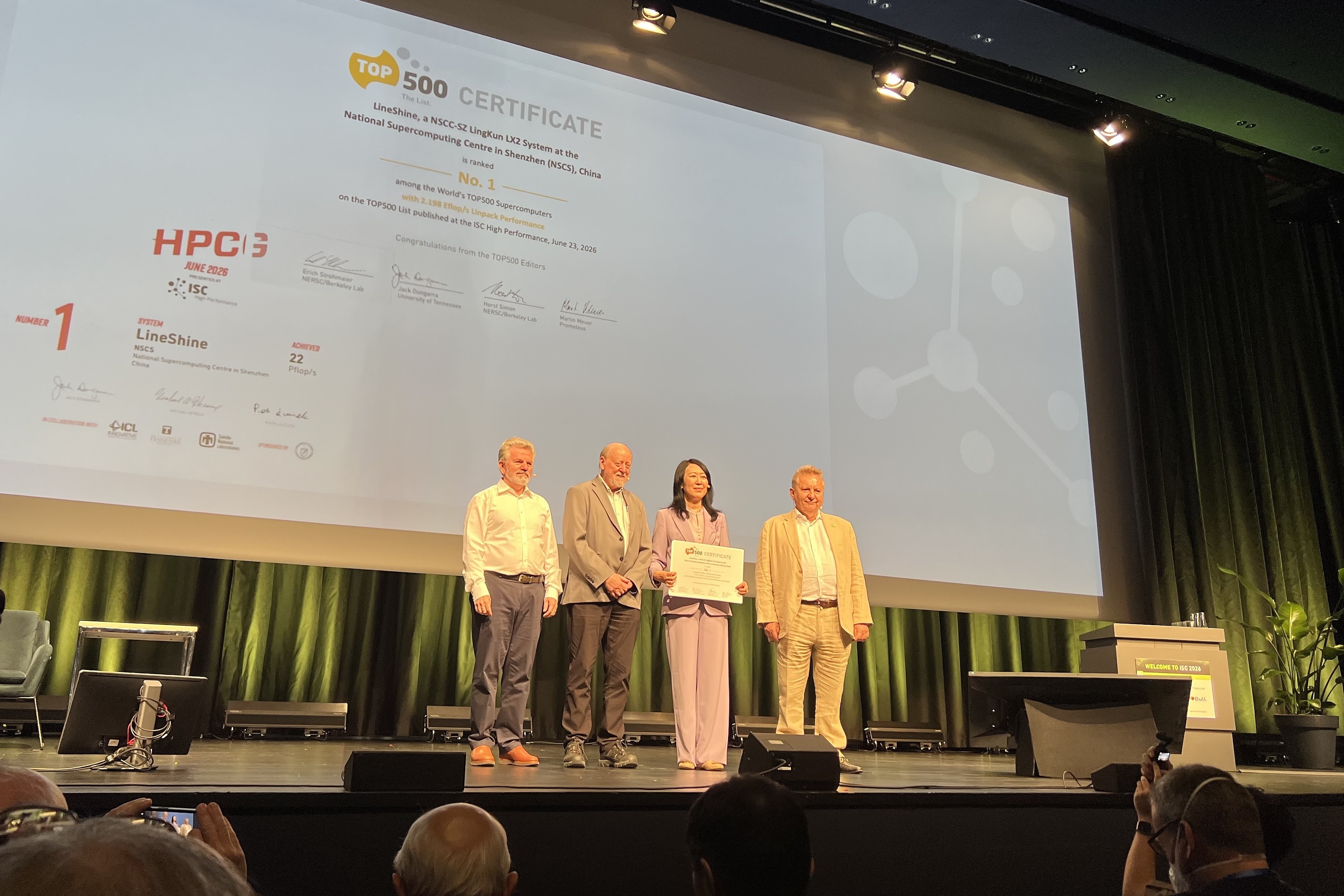 Lu Yutong (R), chief designer of the LineShine supercomputer and director of the National Supercomputing Center in Shenzhen, attends the TOP500 awards ceremony during the International Supercomputing Conference in Hamburg, Germany, June 23, 2026. /VCG