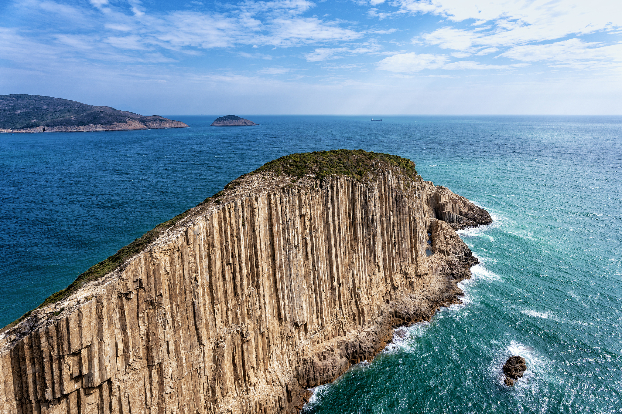 The hexagonal volcanic rock columns at Po Pin Chau, part of the Hong Kong UNESCO Global Geopark, Hong Kong SAR, China. /VCG