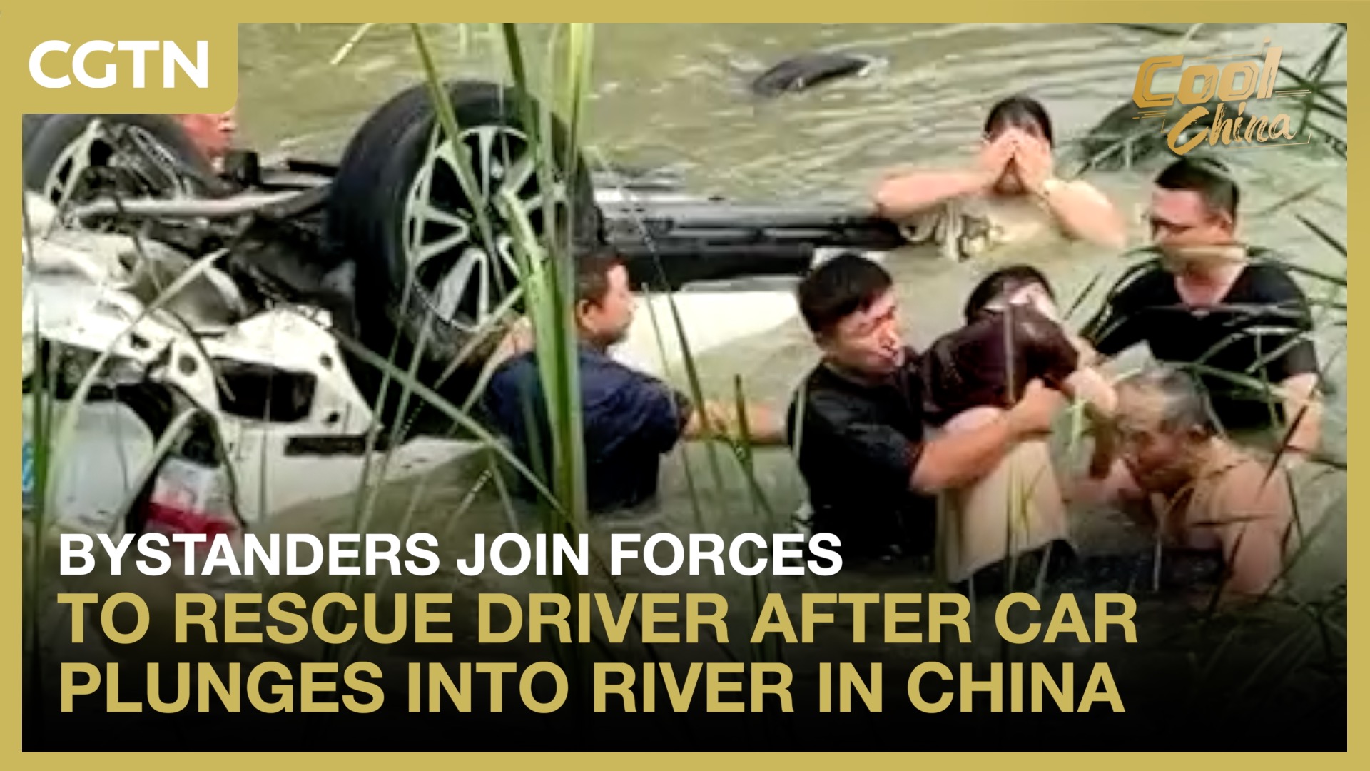 Bystanders rescue driver after car plunges into river in China 