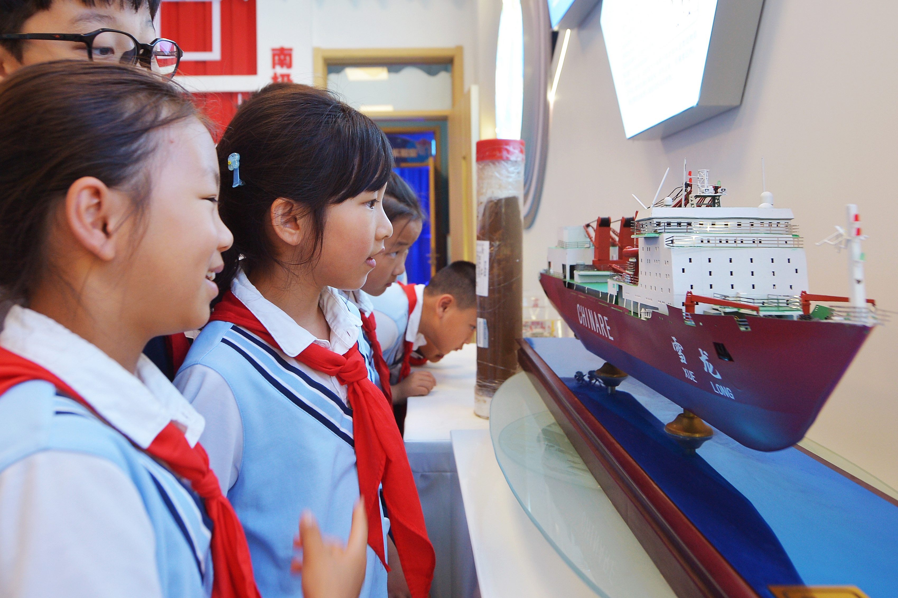 Students visit a model of China's Xuelong (Snow Dragon) research icebreaker at Tong'an Road Primary School in Qingdao, east China's Shandong Province, June 8, 2026. /VCG