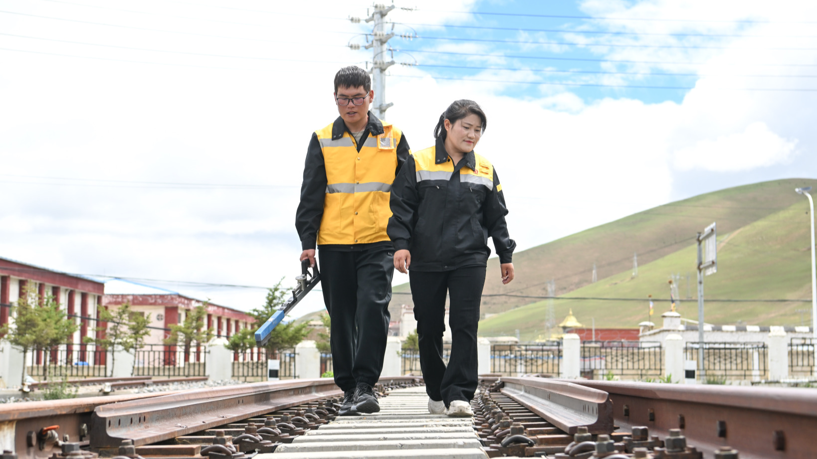 Love and dedication keep the Qinghai-Xizang Railway running