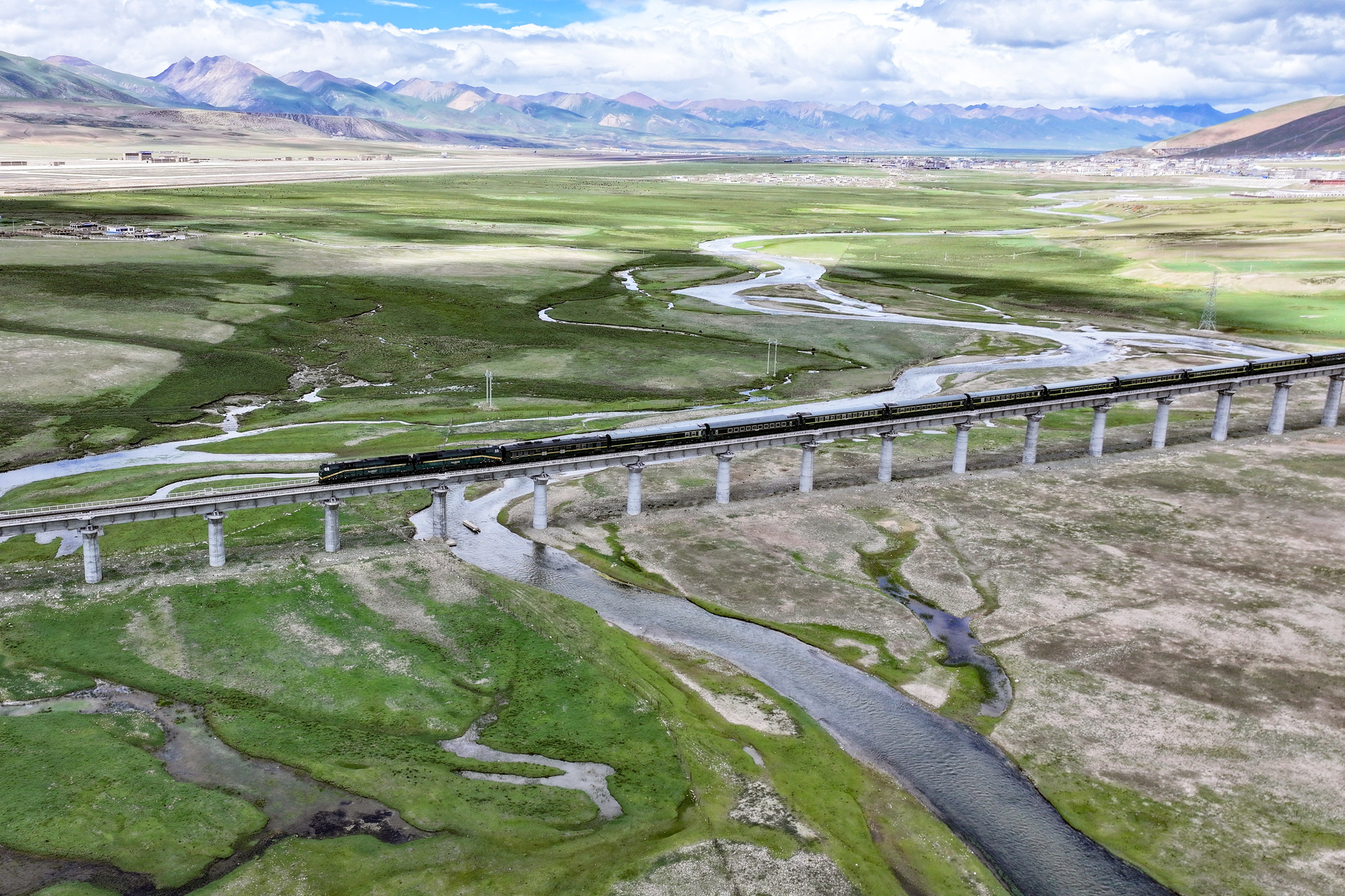 A train plies a section of the Qinghai-Xizang Railway in Lhasa's Damxung County, Xizang Autonomous Region, on June 30, 2026. /VCG