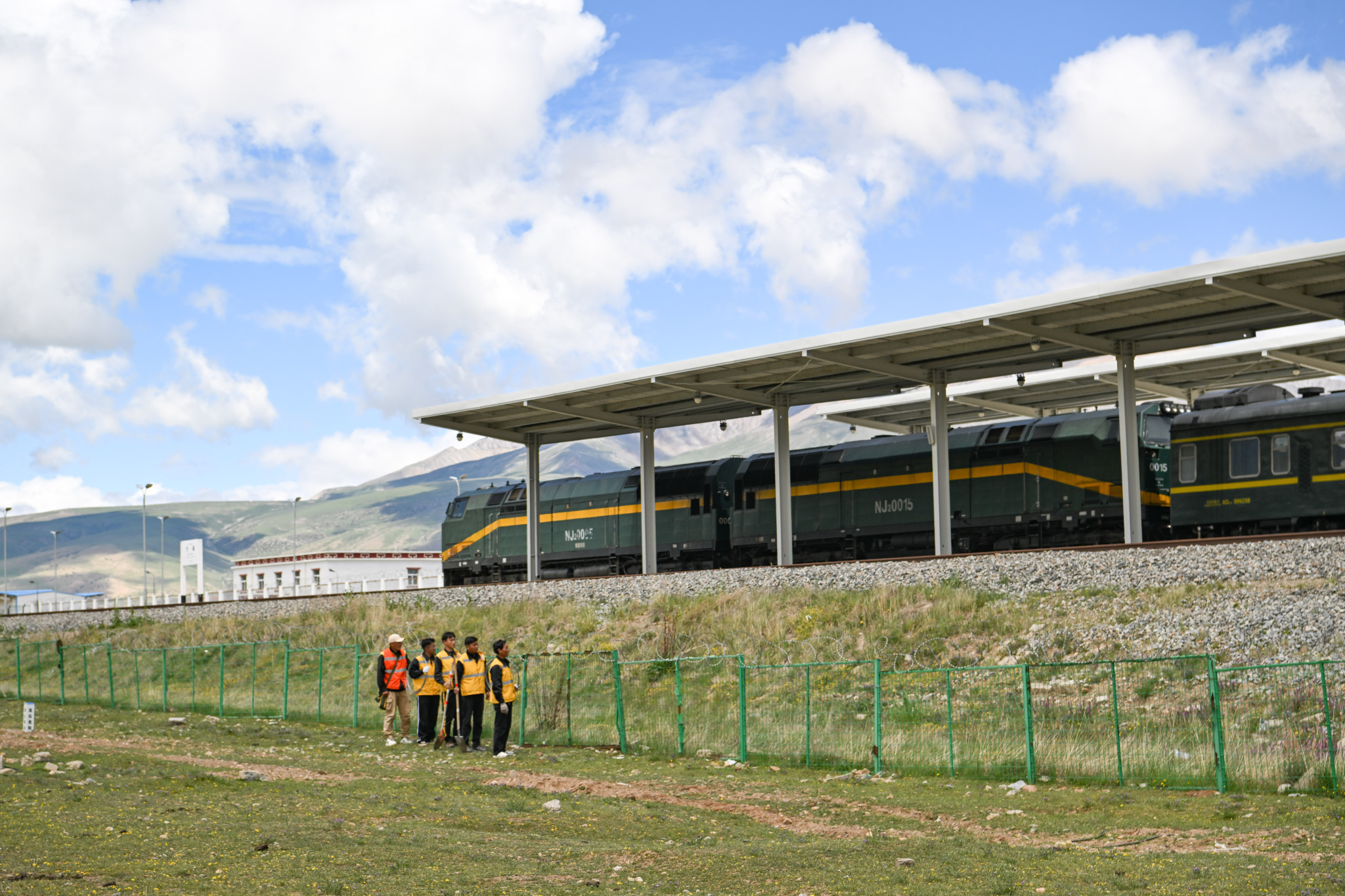 Maintenance workers inspect a section of the Qinghai-Xizang Railway in Lhasa's Damxung County in Xizang Autonomous Region on June 30, 2026. /VCG