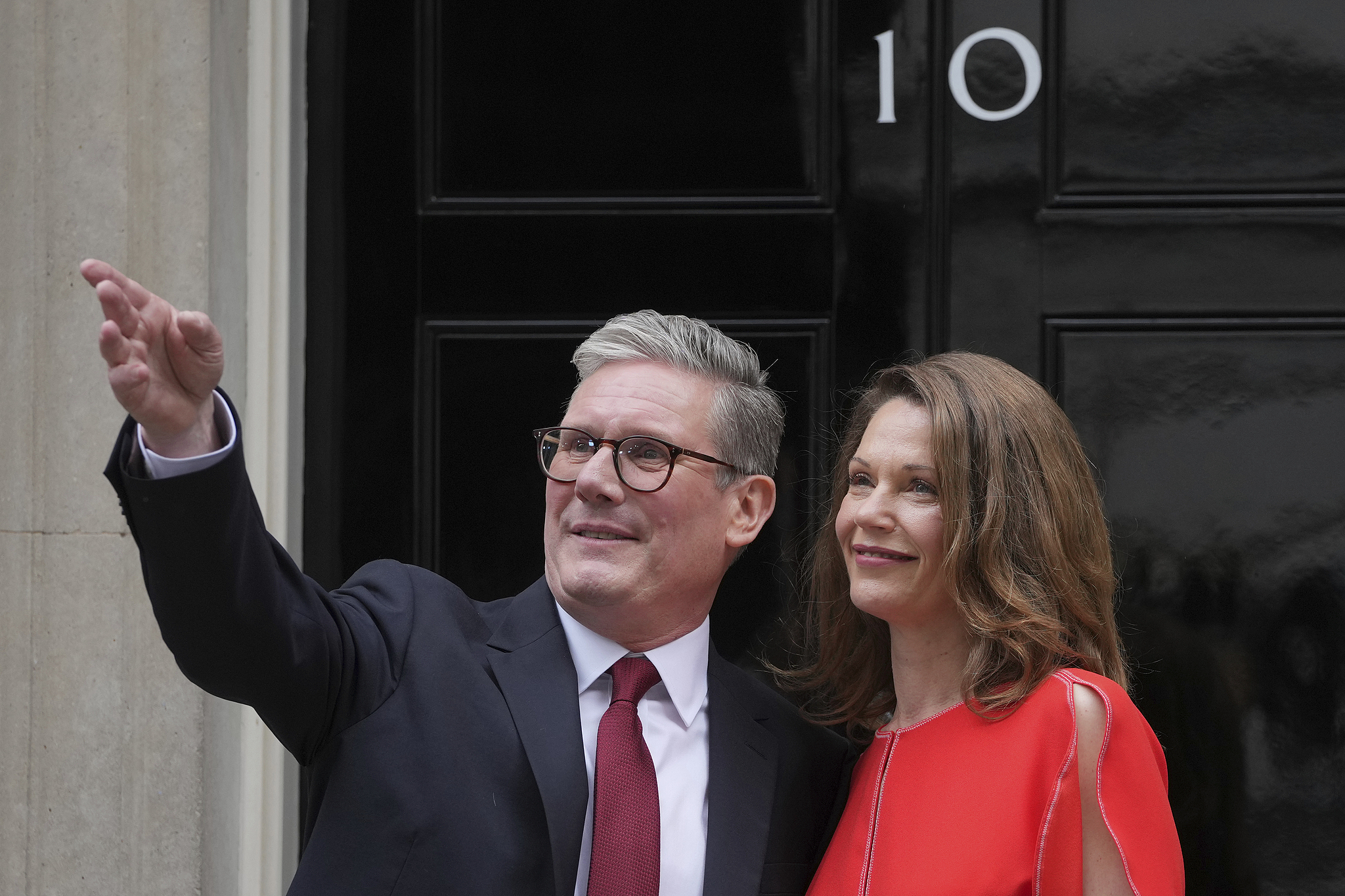 Keir Starmer and his wife, Victoria Starmer, pose for the media on the doorstep of 10 Downing Street shortly after he became prime minister, London, UK, July 5, 2024. /VCG