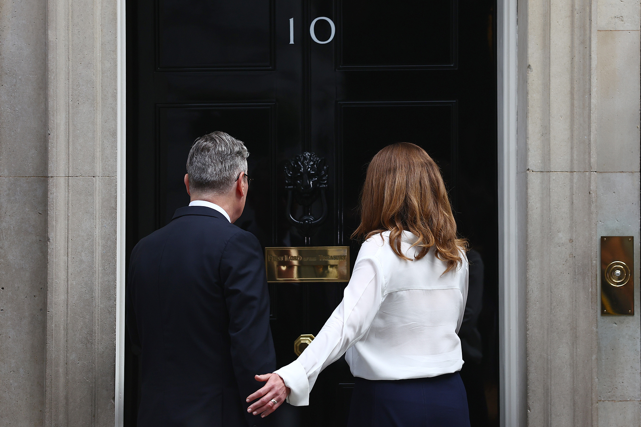 Keir Starmer and his wife, Victoria Starmer, shortly after he announced his resignation as prime minister, on the doorstep of 10 Downing Street, London, UK, June 22, 2026. /VCG