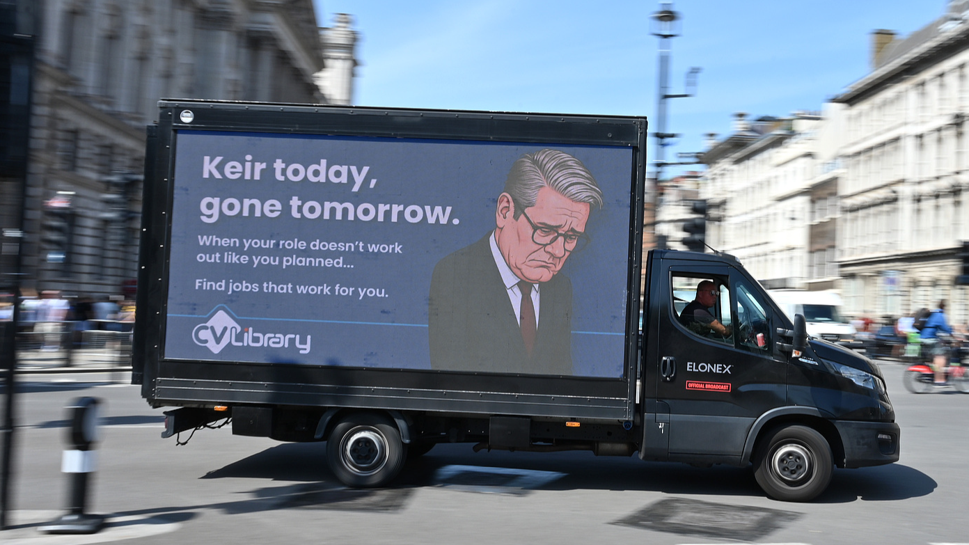 A mobile advertising billboard showing a caricature image of Keir Starmer drives around Parliament Square after the British prime minister announced his resignation, London, England, June 22, 2026. /VCG