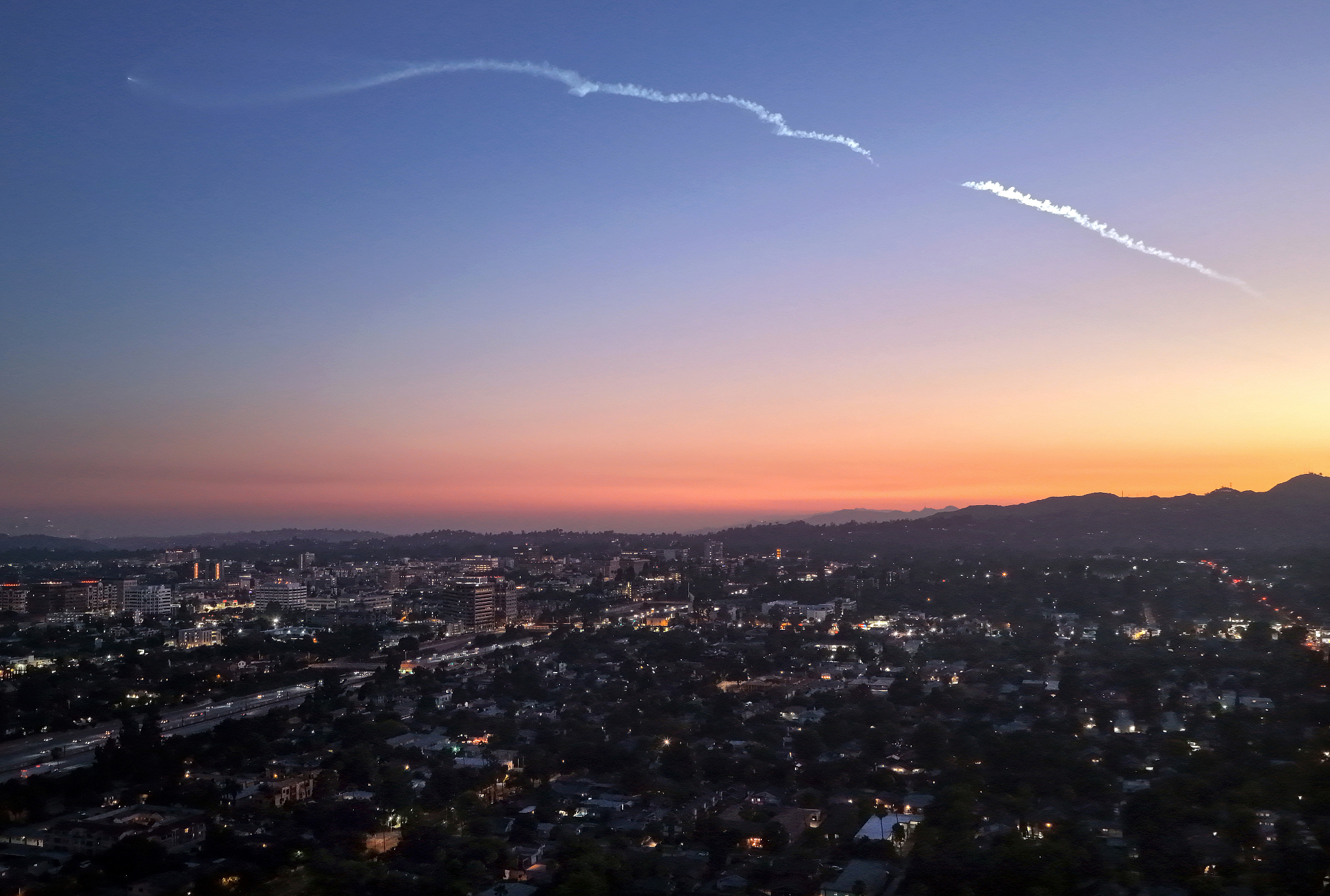 In an aerial view, a SpaceX Falcon 9 rocket rises after launching from Vandenberg Space Force Base carrying 24 Starlink internet satellites in Pasadena, California, US, June 24, 2026. /VCG