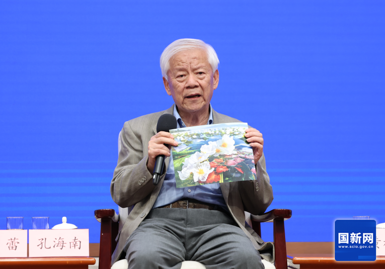 Kong Hainan shows a photo of Ottelia acuminata to journalists at the press conference, Beijing, China, July 3, 2026. /SCIO