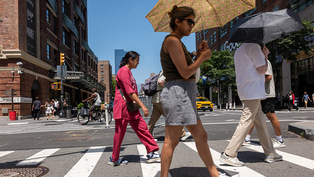 People walk with umbrellas during a heat wave in Manhattan, New York, US, July 2, 2026. /VCG