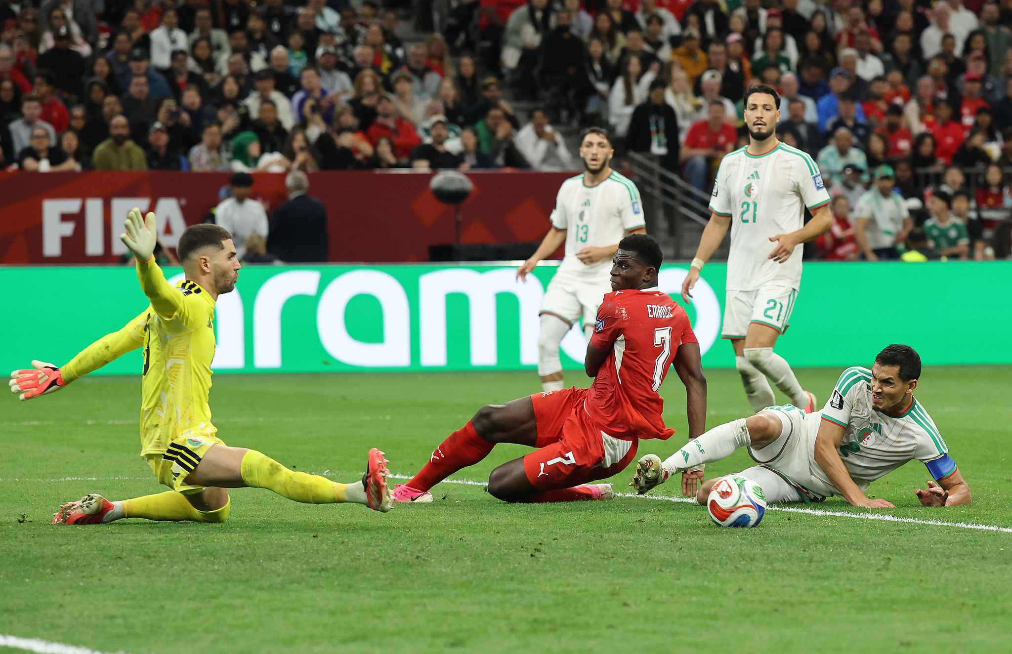Switzerland striker Breel Embolo (#7) shoots to score a goal in the round-of-32 match against Algeria at the 2026 FIFA World Cup in Vancouver, Canada, July 2, 2026. /VCG