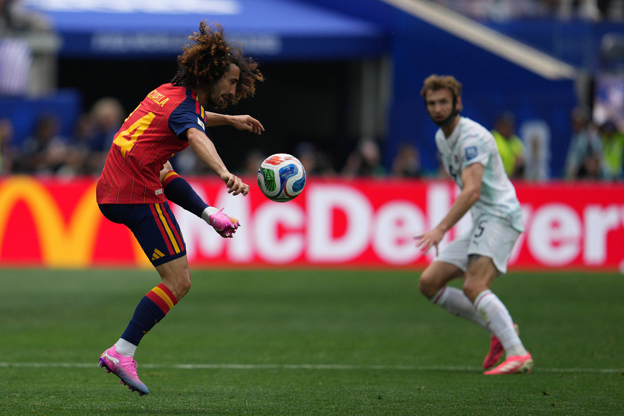 Spain defender Marc Cucurella (L) controls the ball in the round-of-32 match against Austria at the 2026 FIFA World Cup in Inglewood, California, July 2, 2026. /VCG