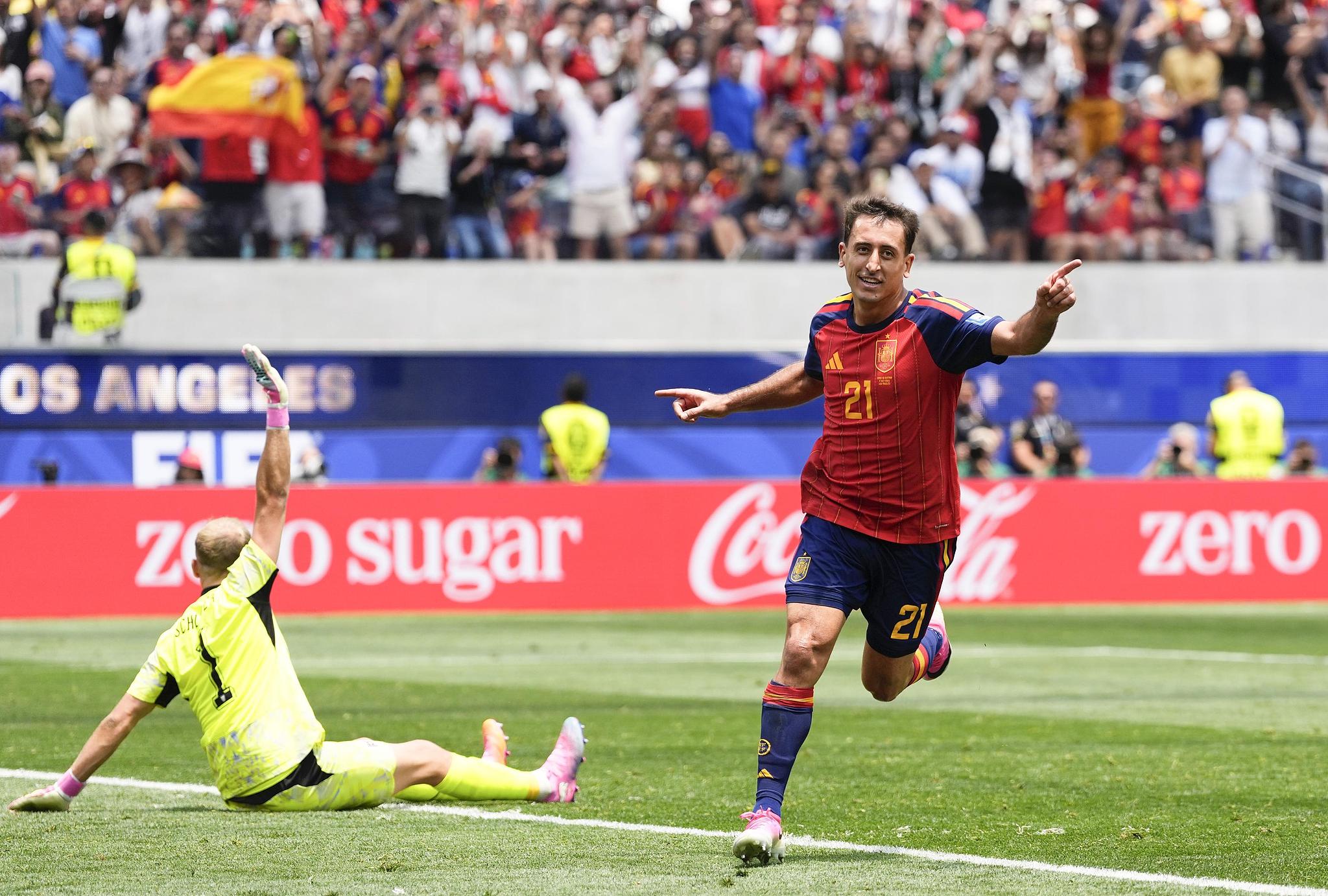 Spain striker Mikel Oyarzabal (R) celebrates after scoring a goal in the round-of-32 match against Austria at the 2026 FIFA World Cup in Inglewood, California, July 2, 2026. /VCG