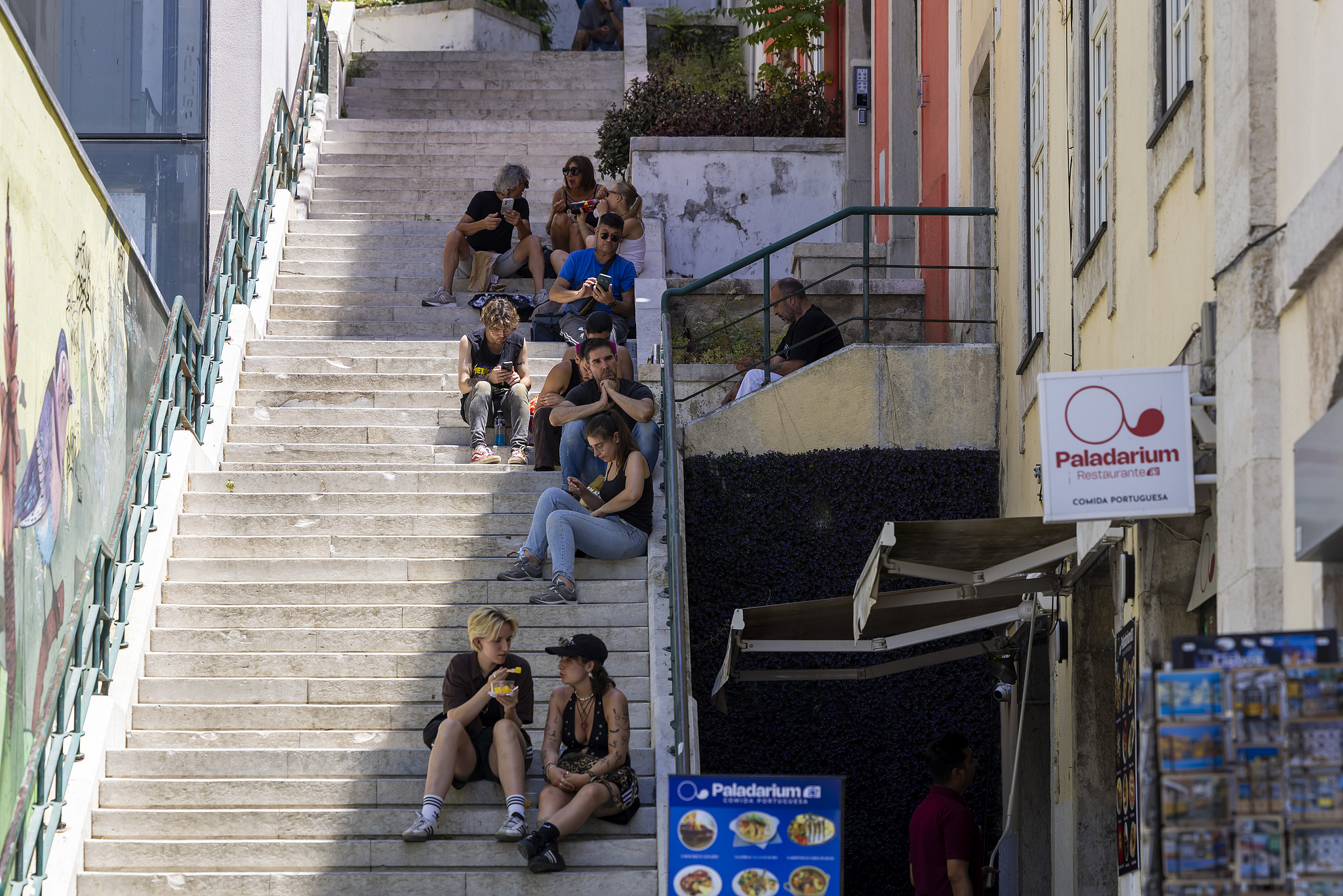 People take shelter from the sun during a heatwave in downtown Lisbon, Portugal, July 2, 2026. /VCG