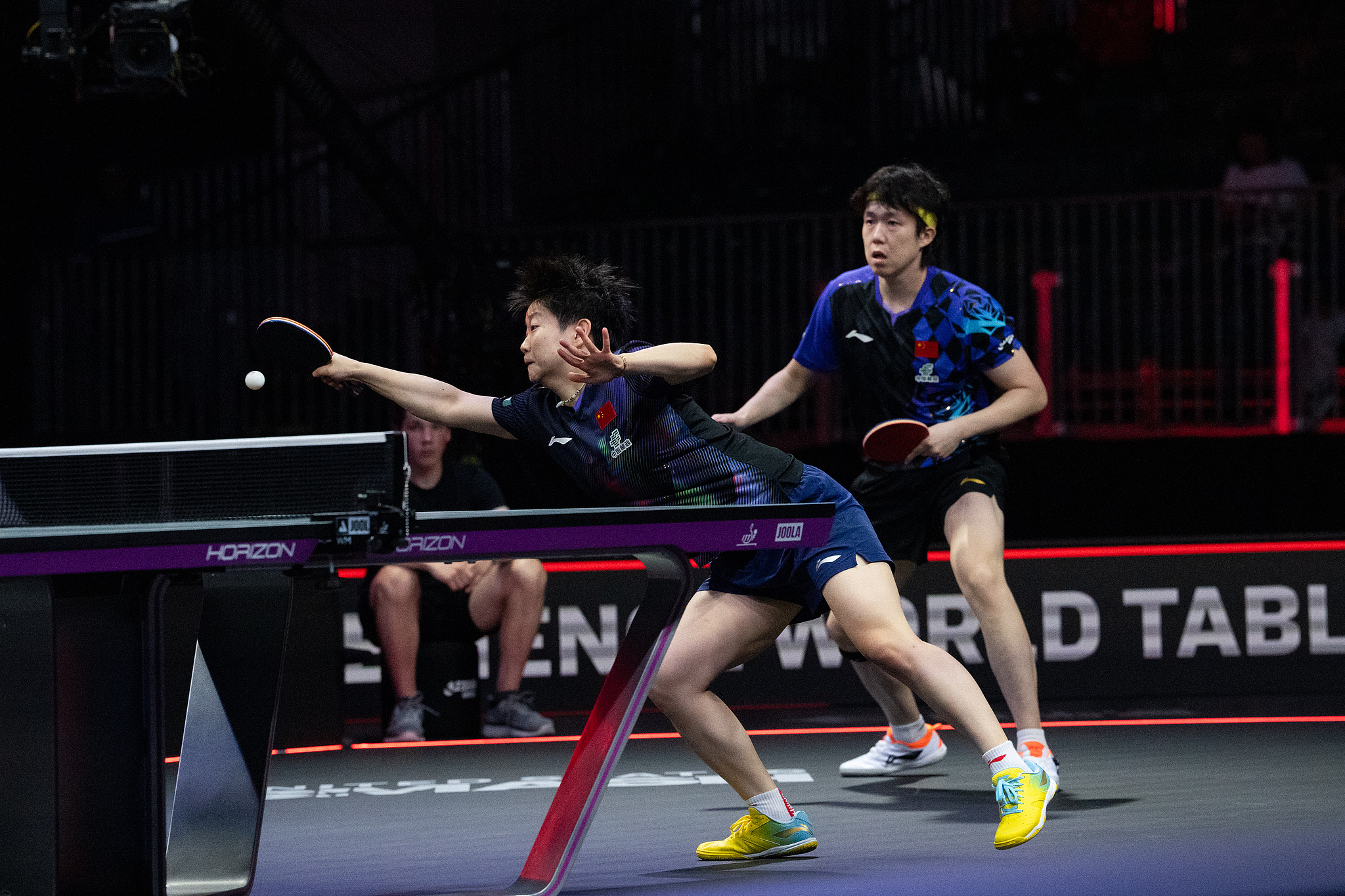 Chinese paddler Sun Yingsha (L) returns a shot in the mixed doubles semifinals against Brazil's Hugo Calderano and Bruna Takahashi at the WTT United States Smash in Los Angeles, California, July 2, 2026. /VCG
