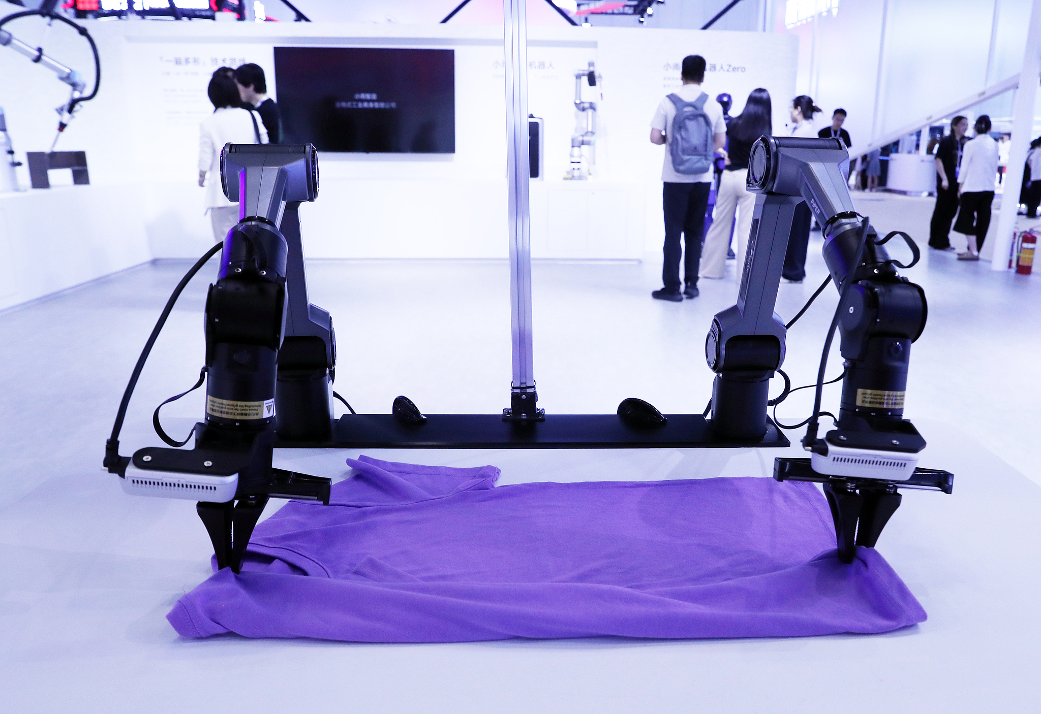 Exhibitors showcase robots folding clothes at the Digital Economy Industry Expo 2026 in Beijing, China, July 3, 2026. /VCG