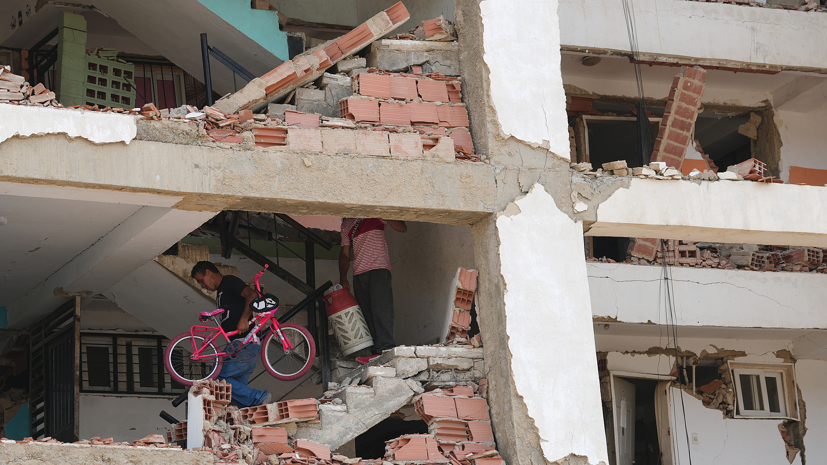 Venezuela earthquake death toll rises to 2,595, interim president says