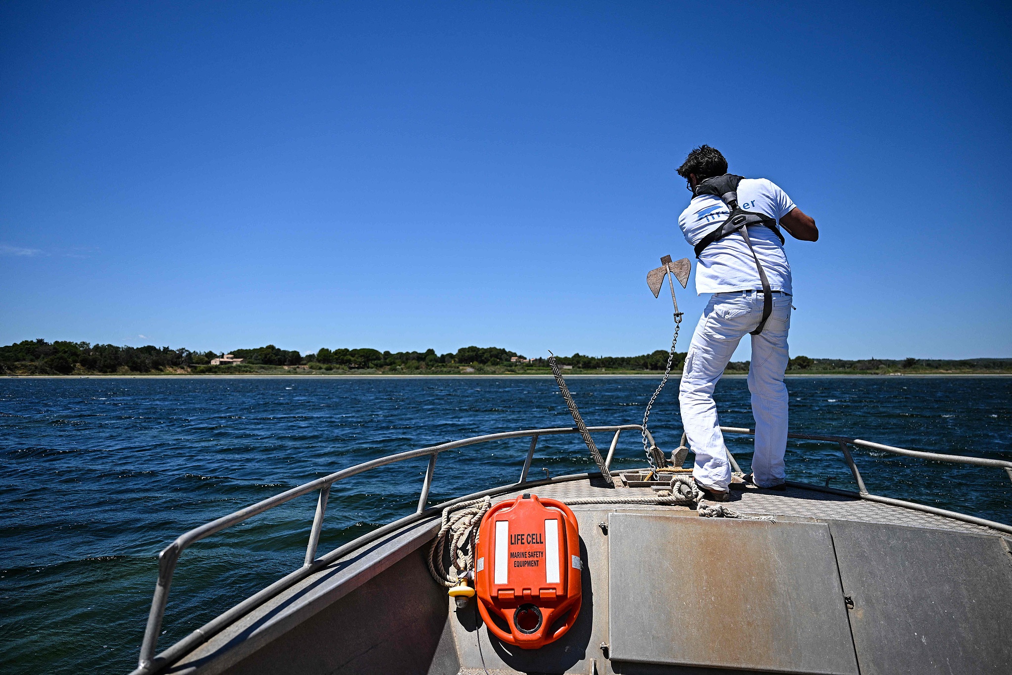 A scientific researcher drops anchor before analysing the waters of the Étang de Thau, southern France, July 2, 2026. /VCG
